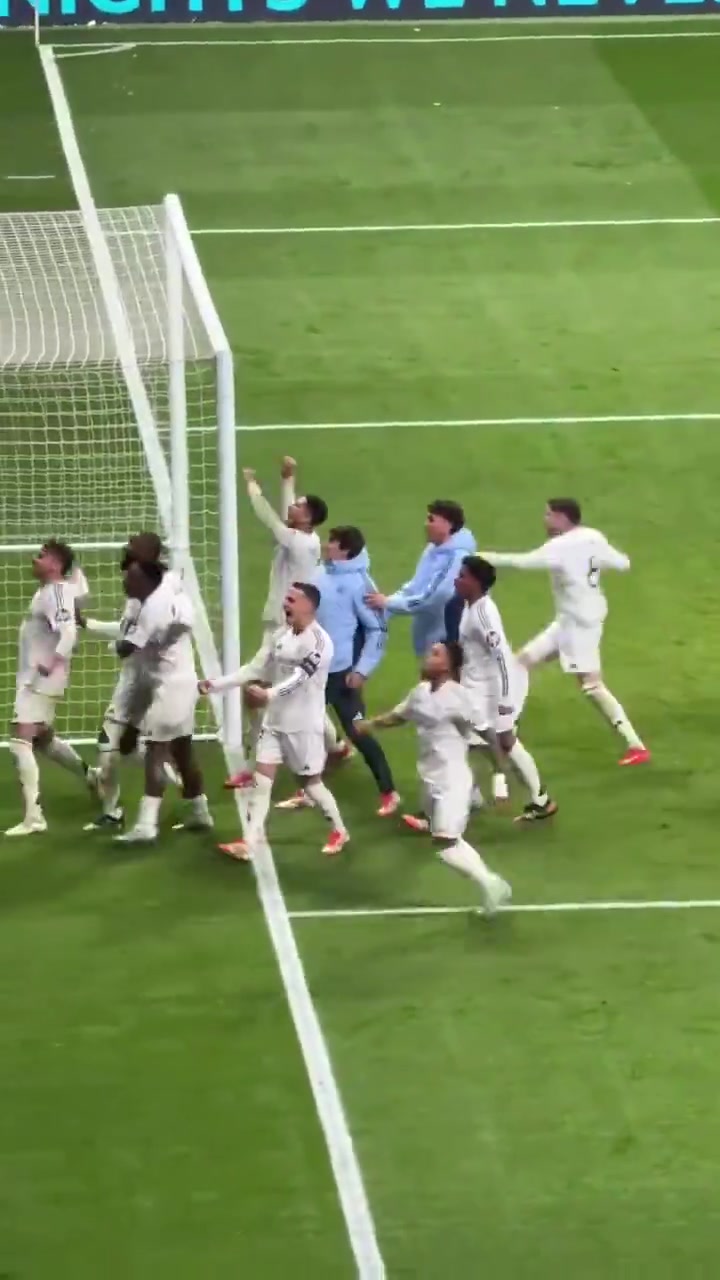 皇马队员互相扶持，展现团队合作精神的简单介绍