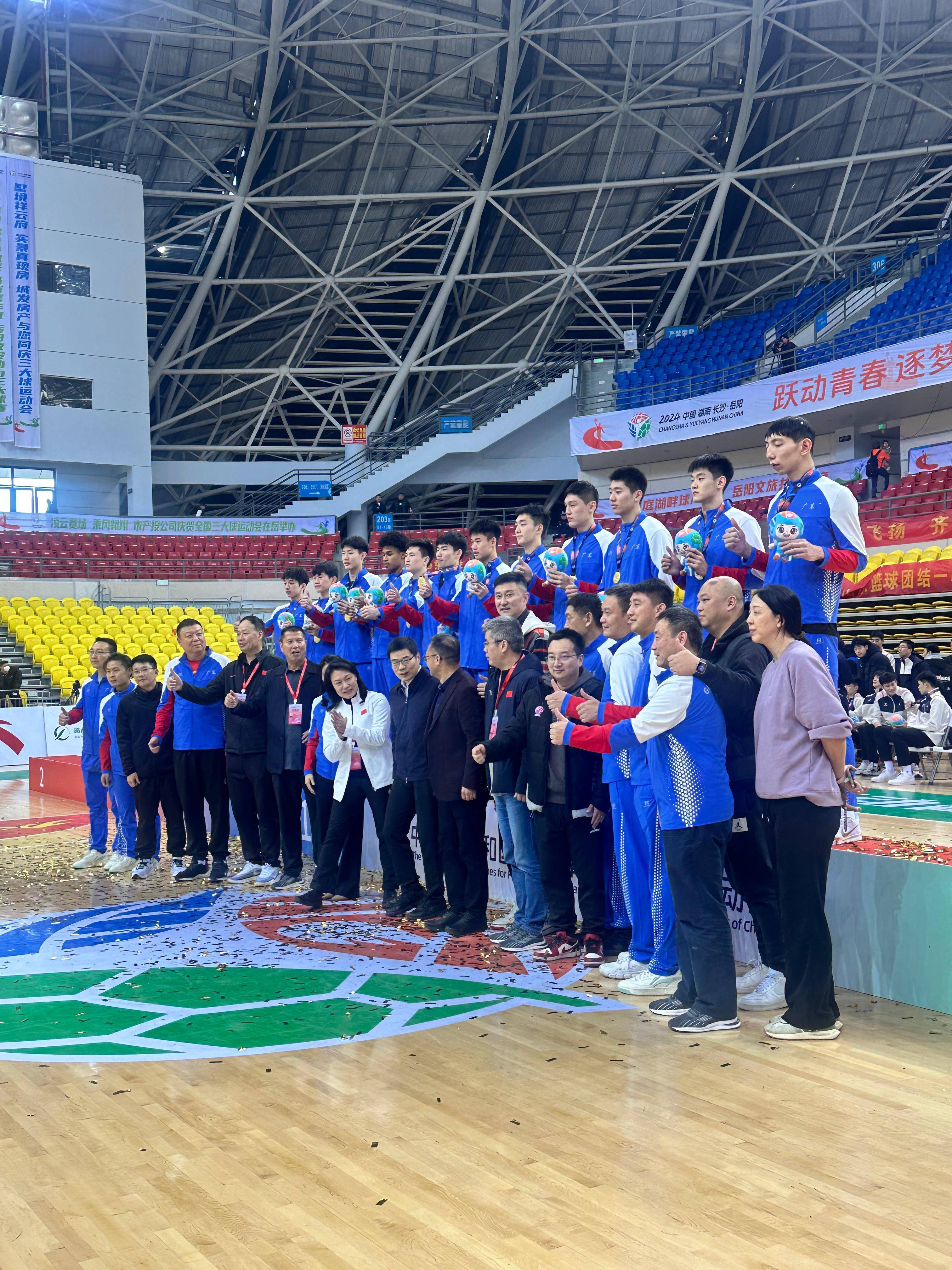 爱游戏大厅-广东男篮成功捍卫主场，击败对手取得胜利