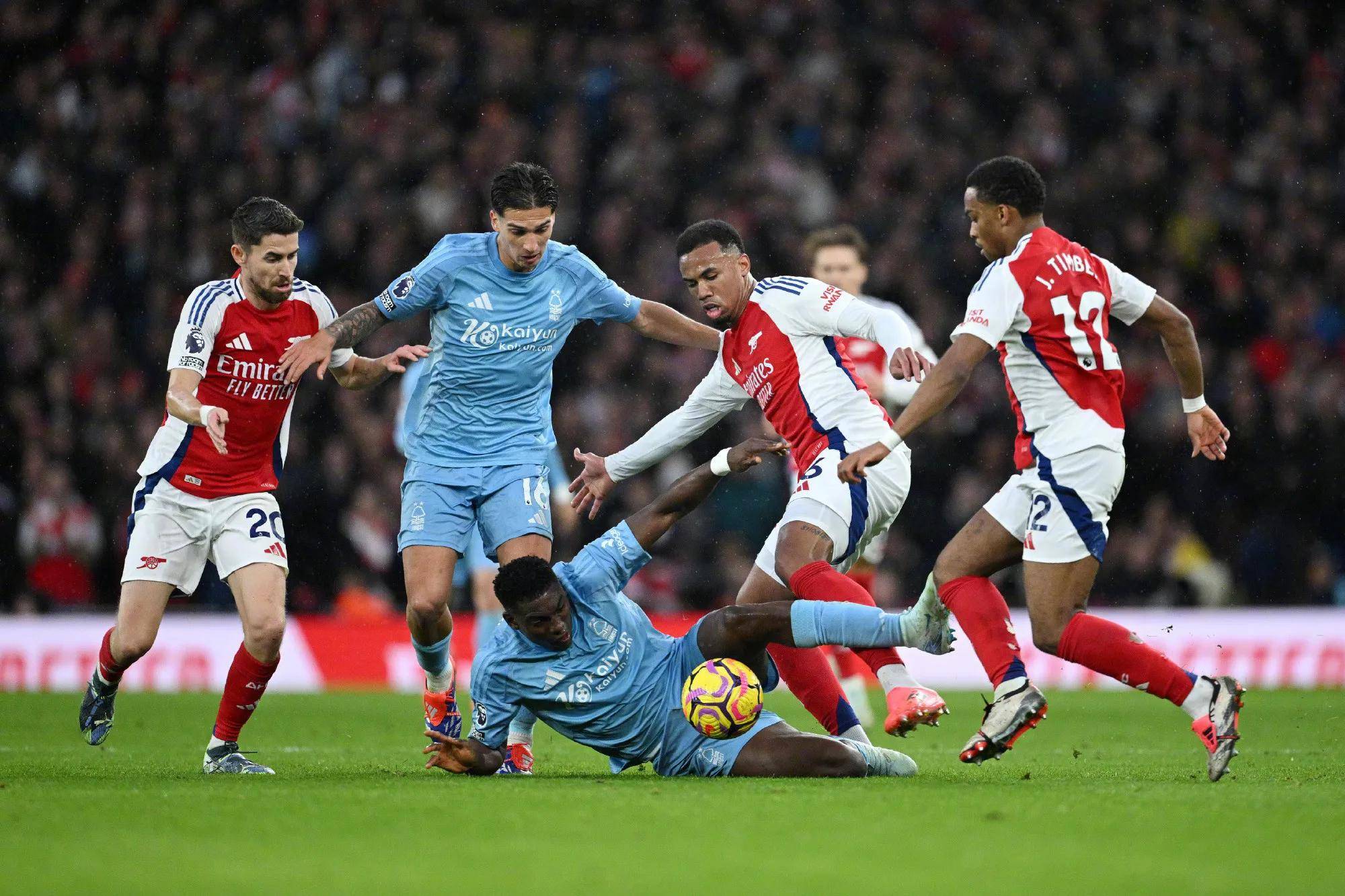 爱游戏娱乐-包含富勒姆主场惨遭曼城大败，仍未赢得一场比赛的词条