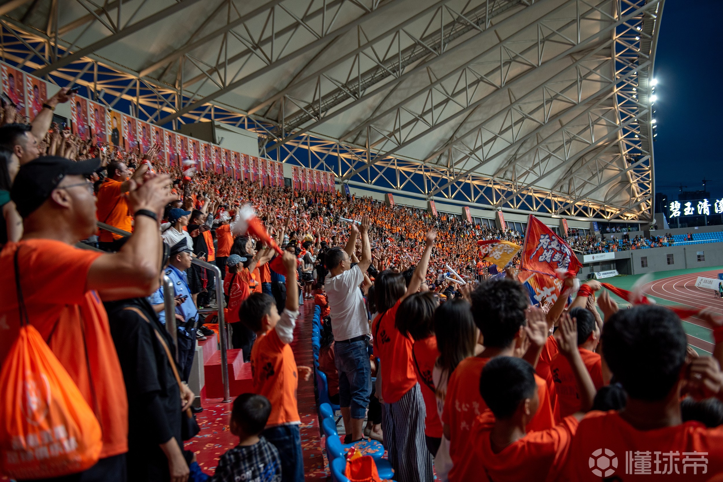 爱游戏-关于紧张足球赛事精彩纷呈，国内球队风采依旧的信息