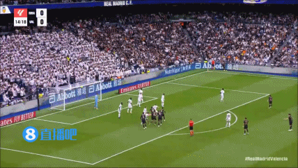 瓦伦西亚关键进球被判犯规，主教练对判罚提出异议的简单介绍