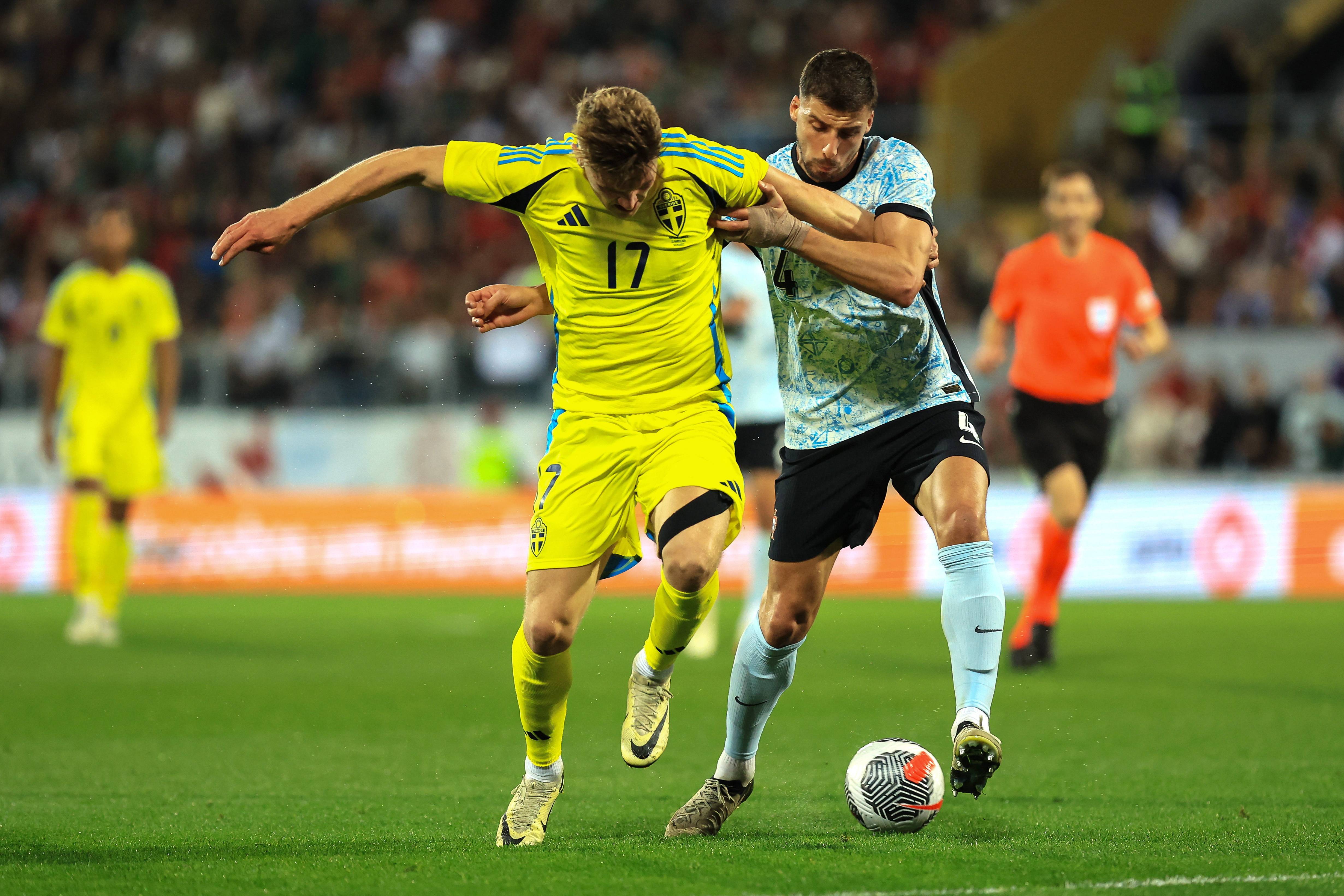 热烈足球对决展现激动情节，比赛让人看得尽兴的简单介绍