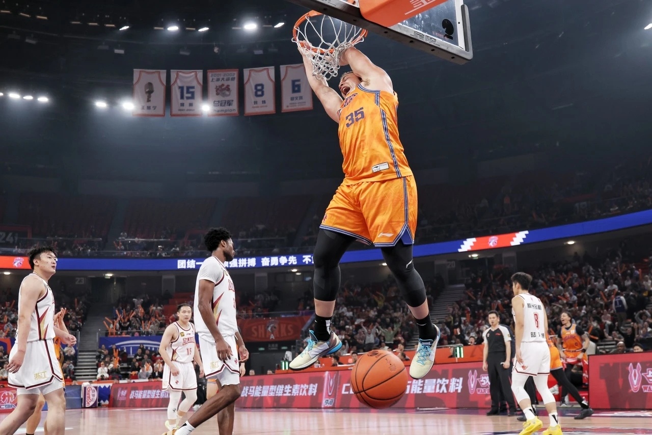 上海男篮攻守俱佳，轻取客场胜利的简单介绍