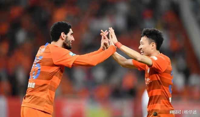爱游戏官网-包含本轮中超强强对决，国安将在客场挑战鲁能争夺胜利的词条