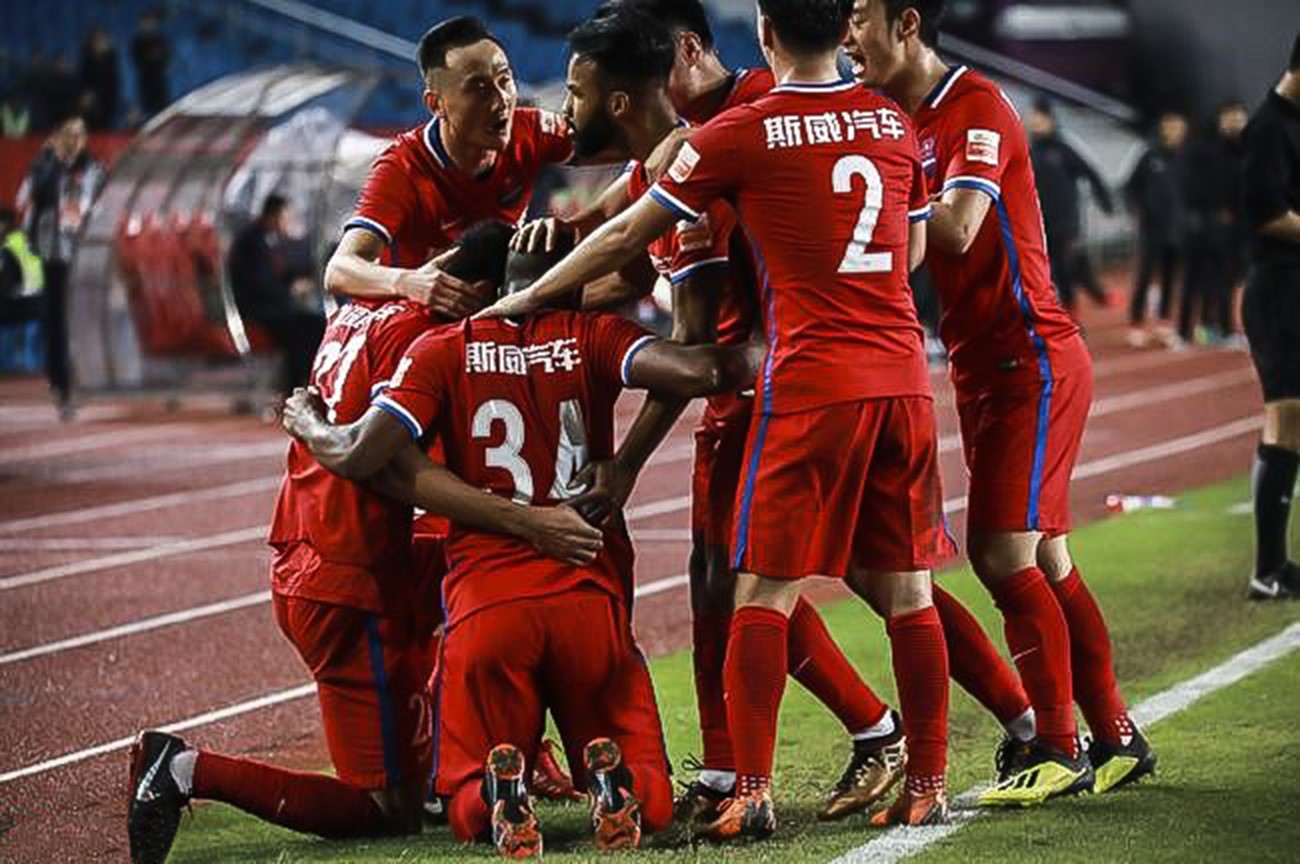 包含重庆斯威迎战广州恒大，力争主场保持不败的词条