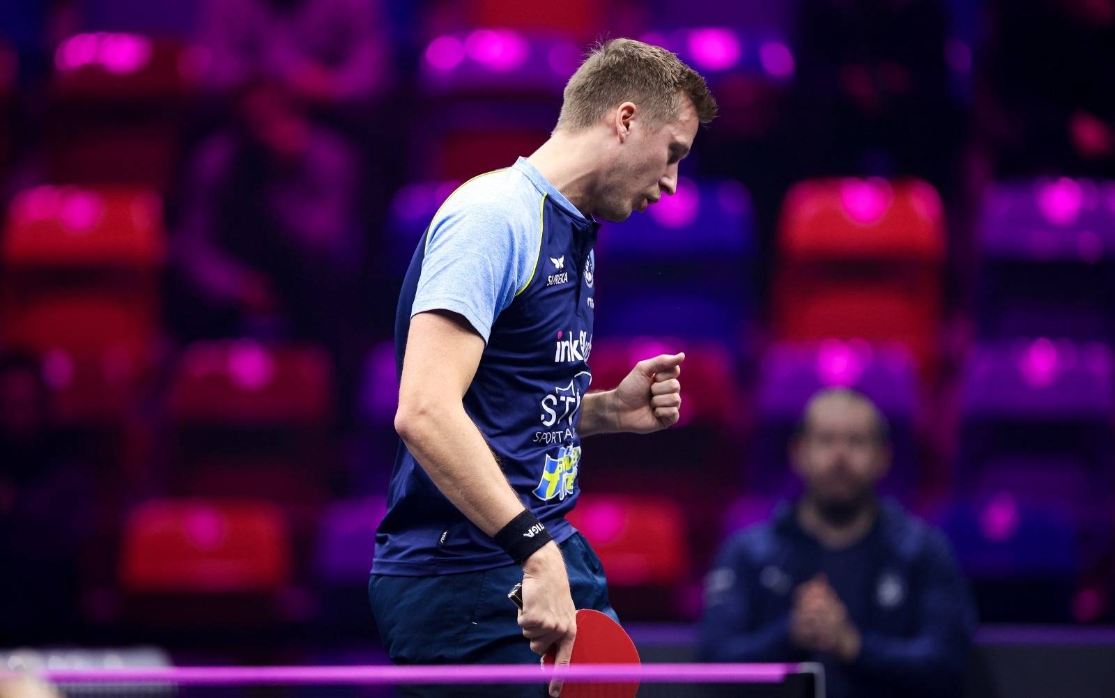 包含法兰克福球员神勇表现，助球队获得胜利的词条