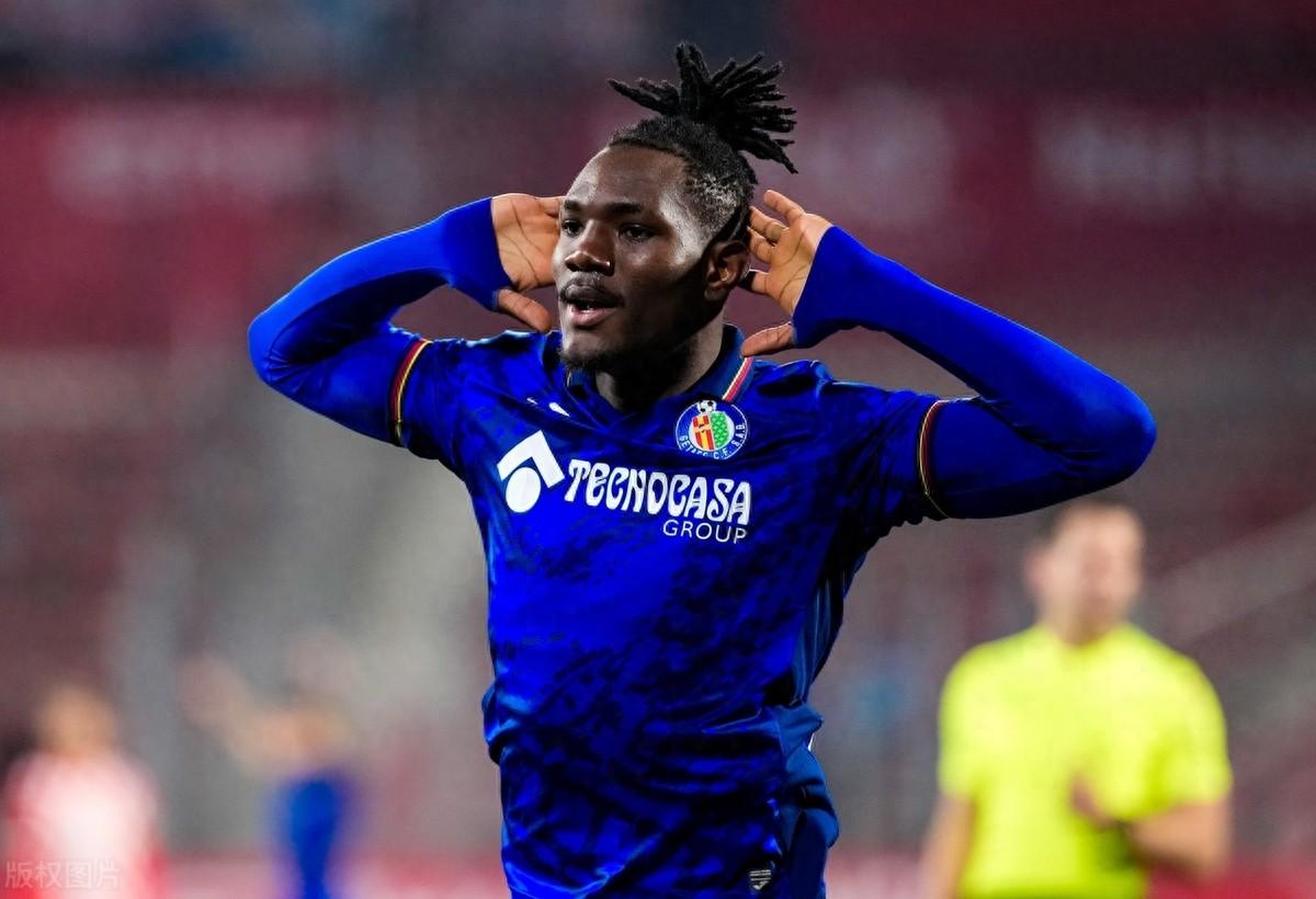 爱游戏娱乐-包含赫塔菲客场小胜，阿兰闪耀攻防两端的词条