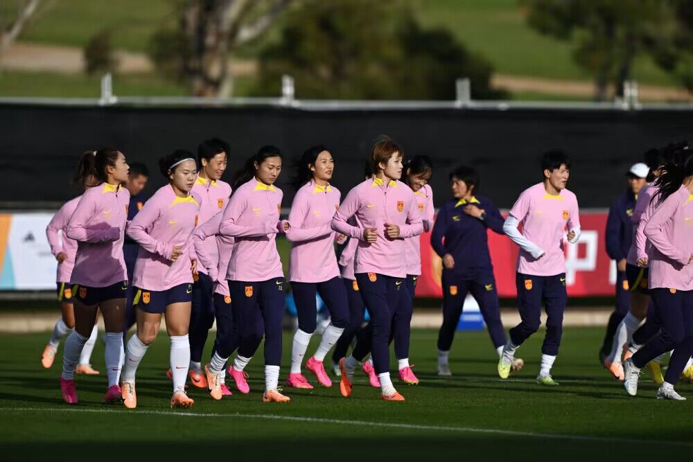 爱游戏娱乐-中国女足运动员在比赛中展现坚韧拼搏精神