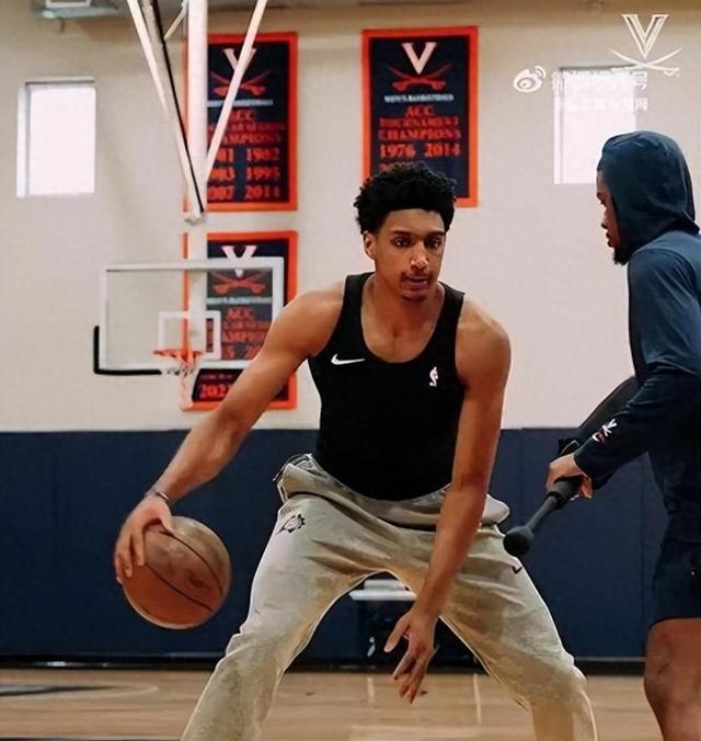 包含新秀球员表现抢眼，成为球队突破口的词条