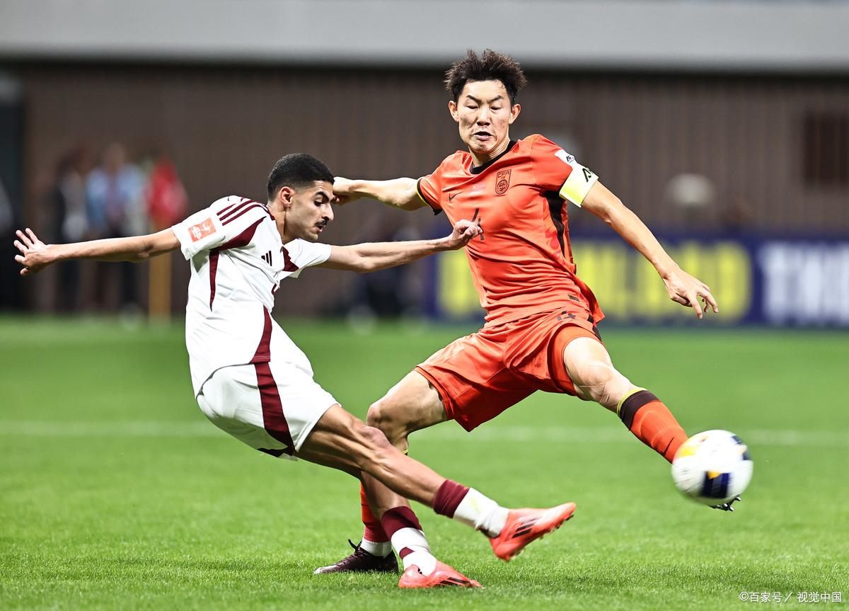 爱游戏娱乐-胜利在望的足球对抗赛，女选手乘胜追击