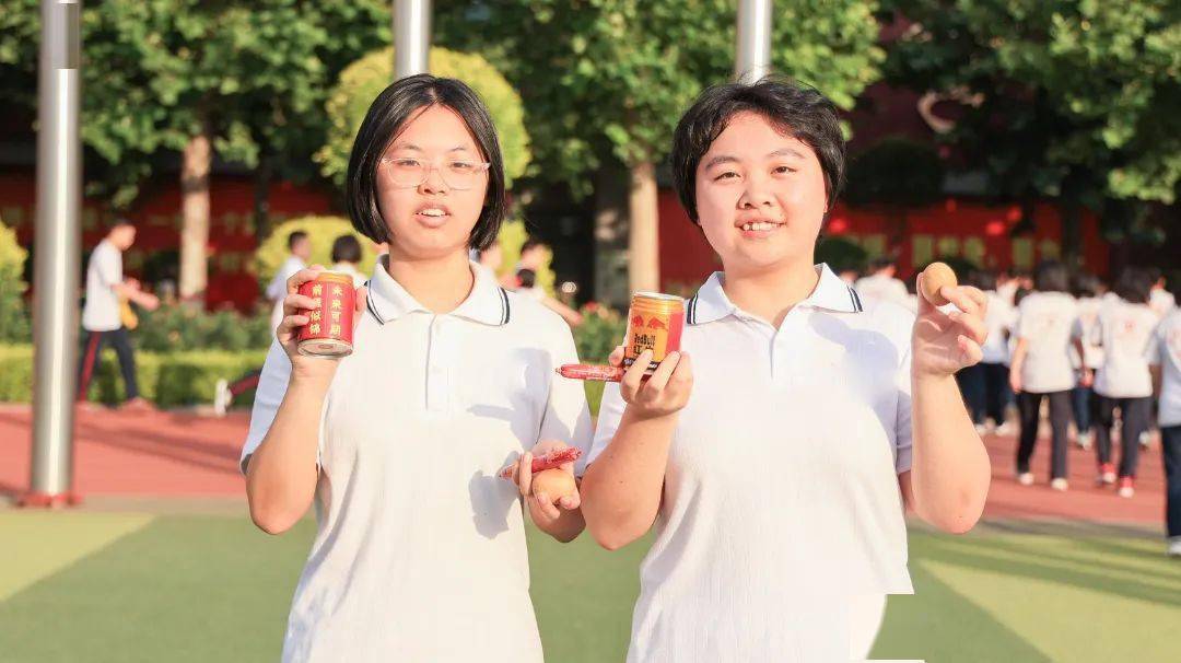 胜利在望的足球对抗赛，女选手乘胜追击