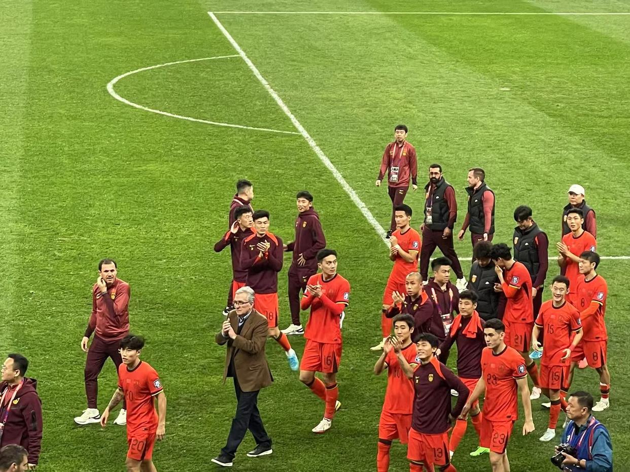 爱游戏官方入口-足球赛场上的惊心动魄比拼，球迷们目不转睛的简单介绍