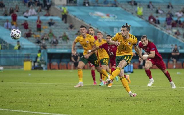 包含欧预赛西班牙将对阵波兰展开激战的词条