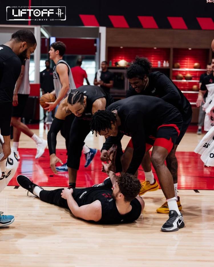 关于客场作战，球队士气高涨备战拼杯的信息