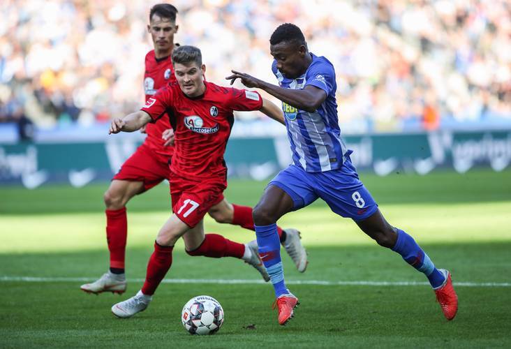 爱游戏下载-足球场上的激情碰撞令人热血沸腾