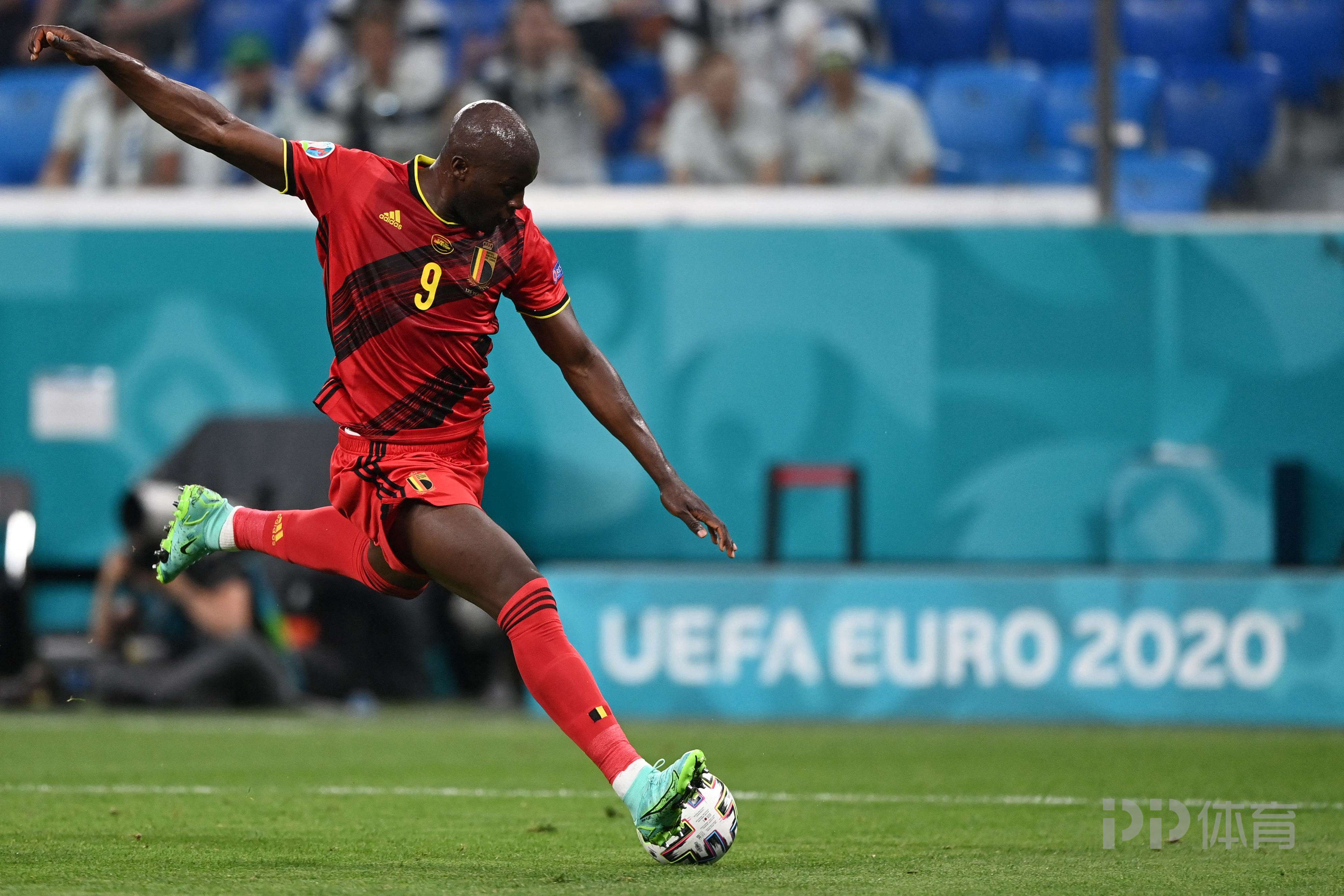 爱游戏tv-芬兰队逆袭成功，获得晋级欧洲足球联赛八强