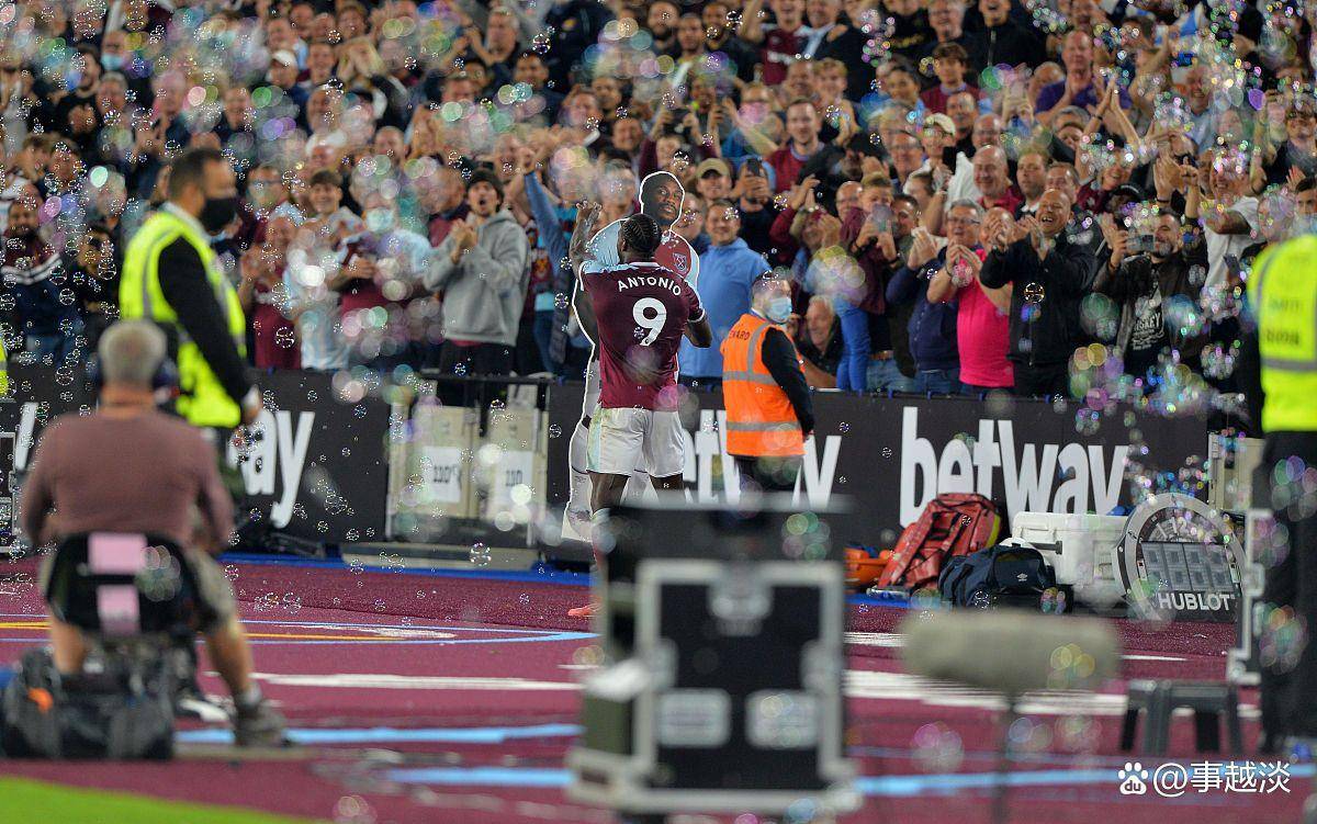 爱游戏娱乐-亚洲足球冠军杯赛场上激烈对决，卫冕冠军鏖战