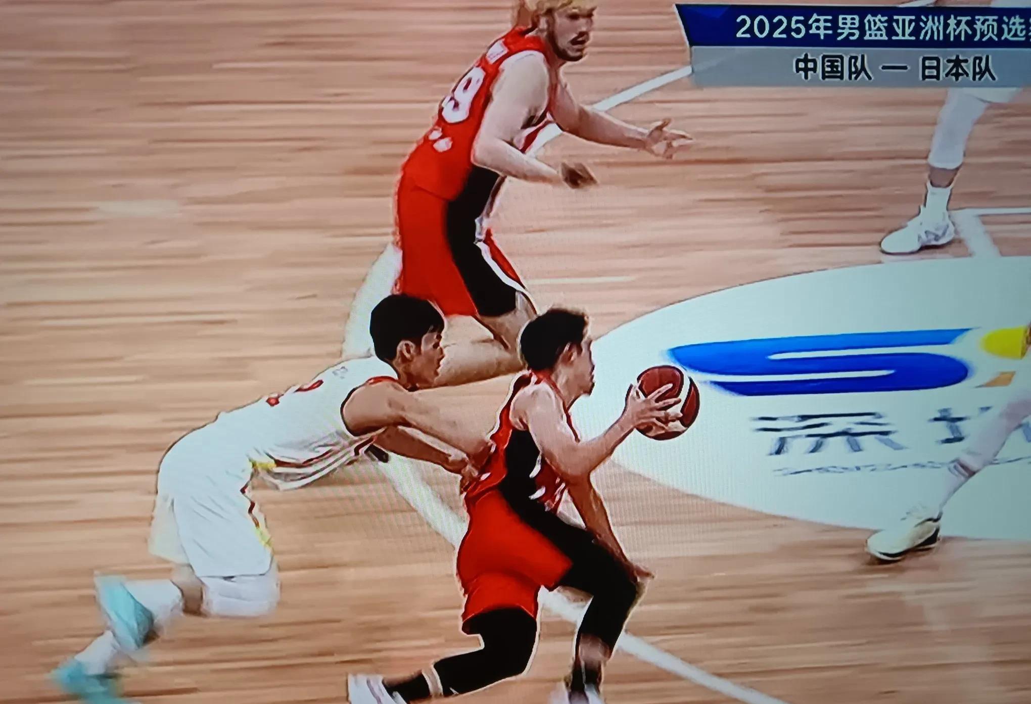 亚洲足球冠军杯赛场上激烈对决，卫冕冠军鏖战