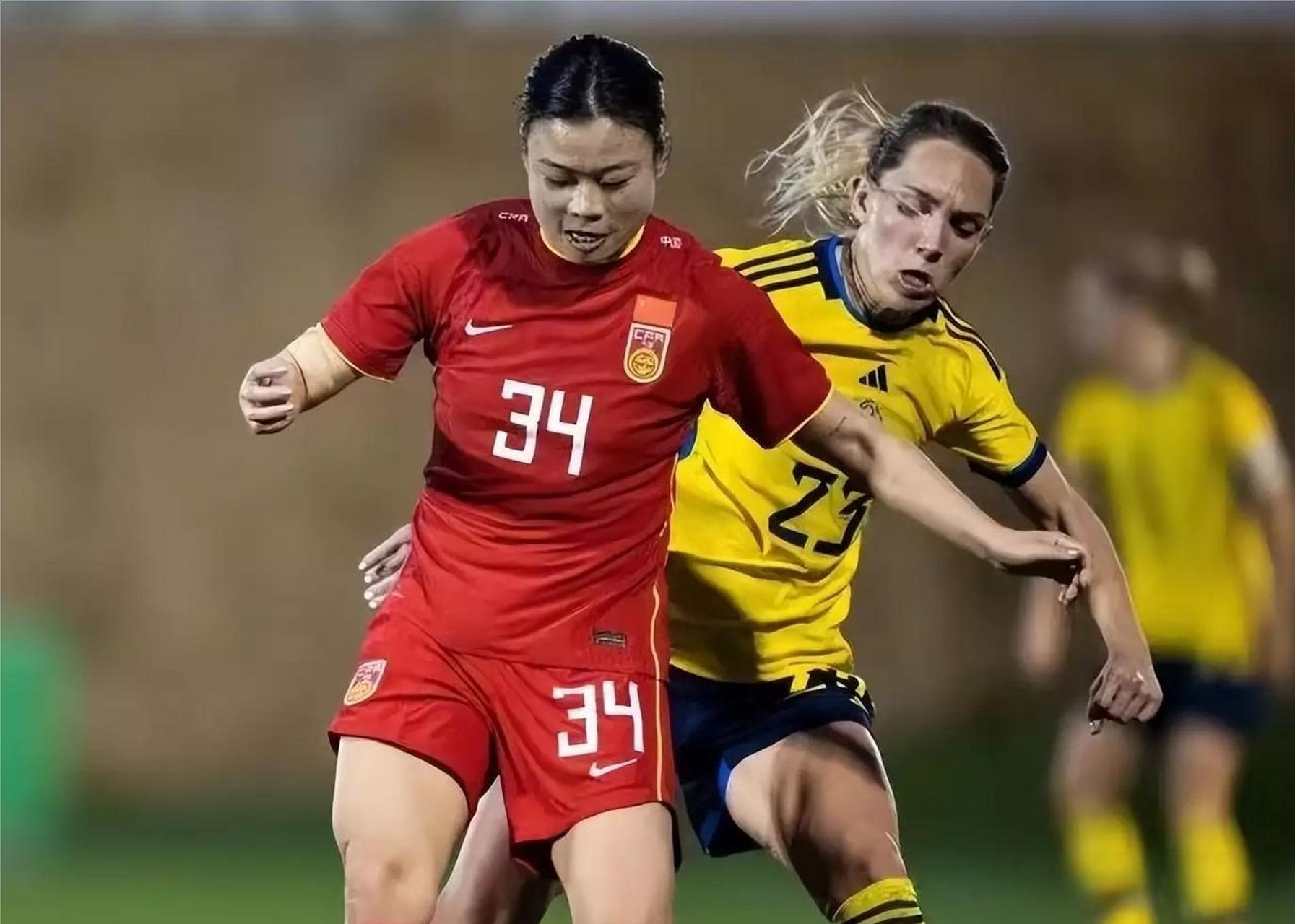 包含中国国家女足备战亚洲杯赛热火朝天的词条