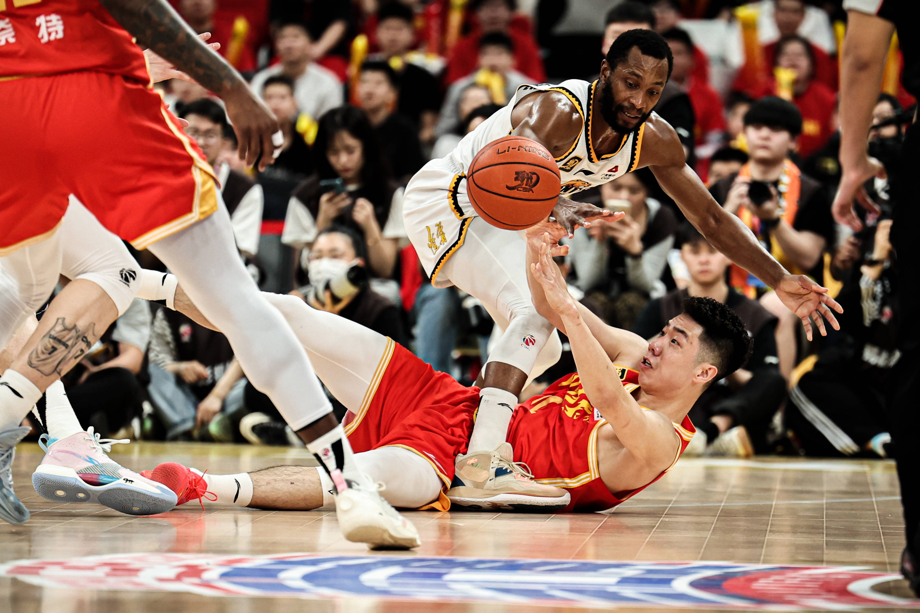 辽宁男篮防守不力,连续遭遇失利 辽宁男篮防守不力,连续遭遇失利