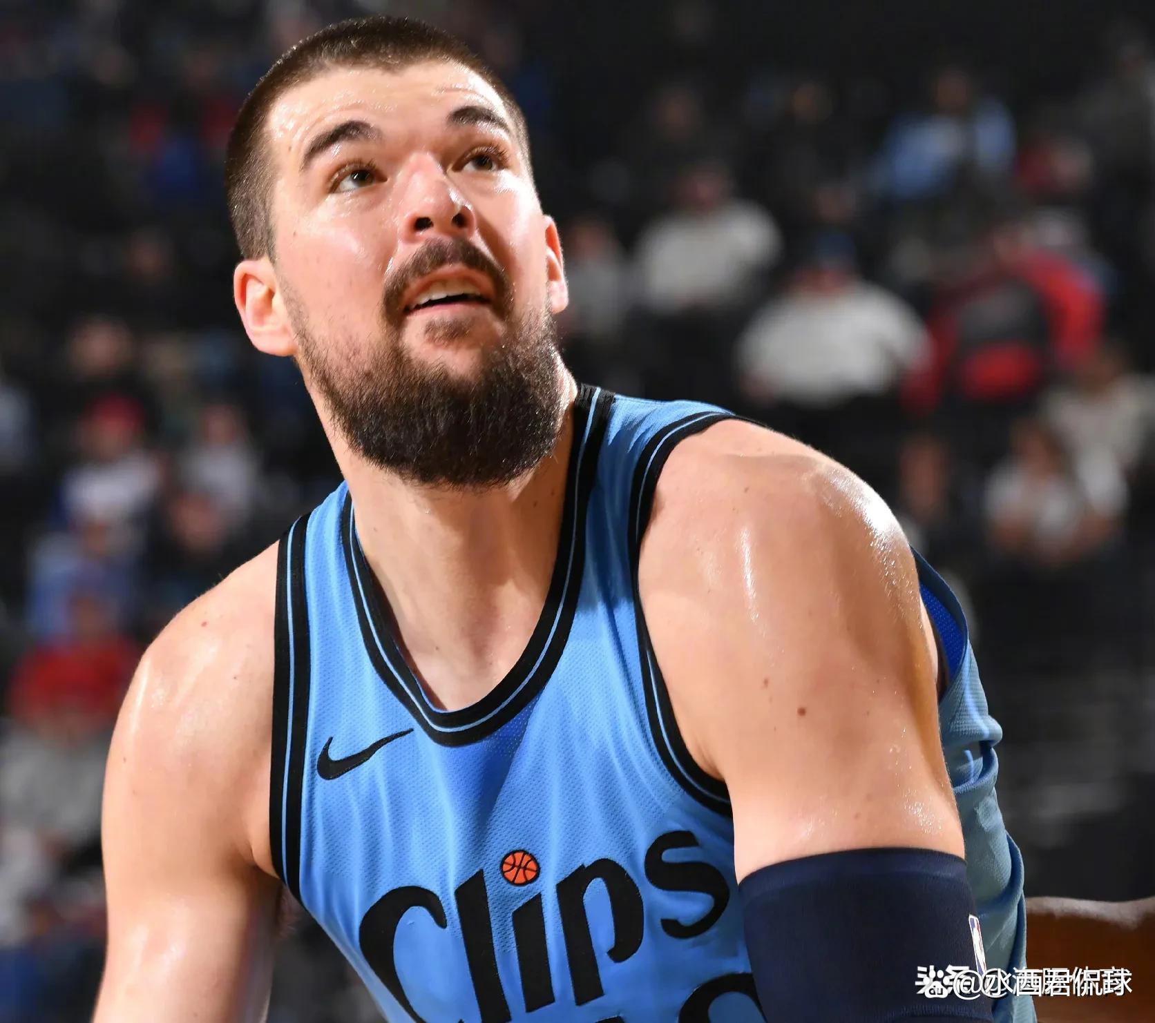 爱游戏娱乐-快船队主教练缺席比赛，球队表现受影响