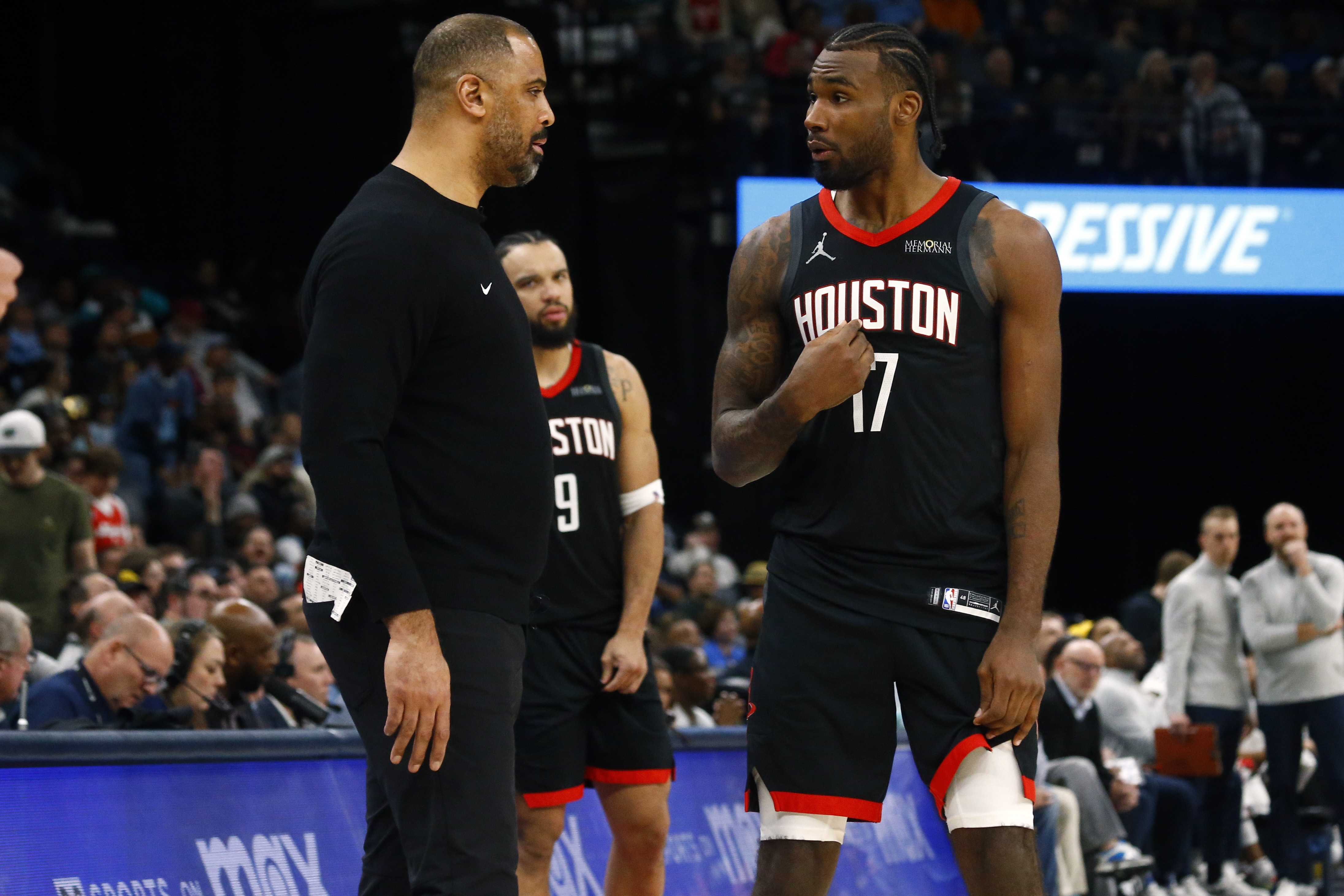 爱游戏在线-篮网客场击败魔术，两连胜壮大士气