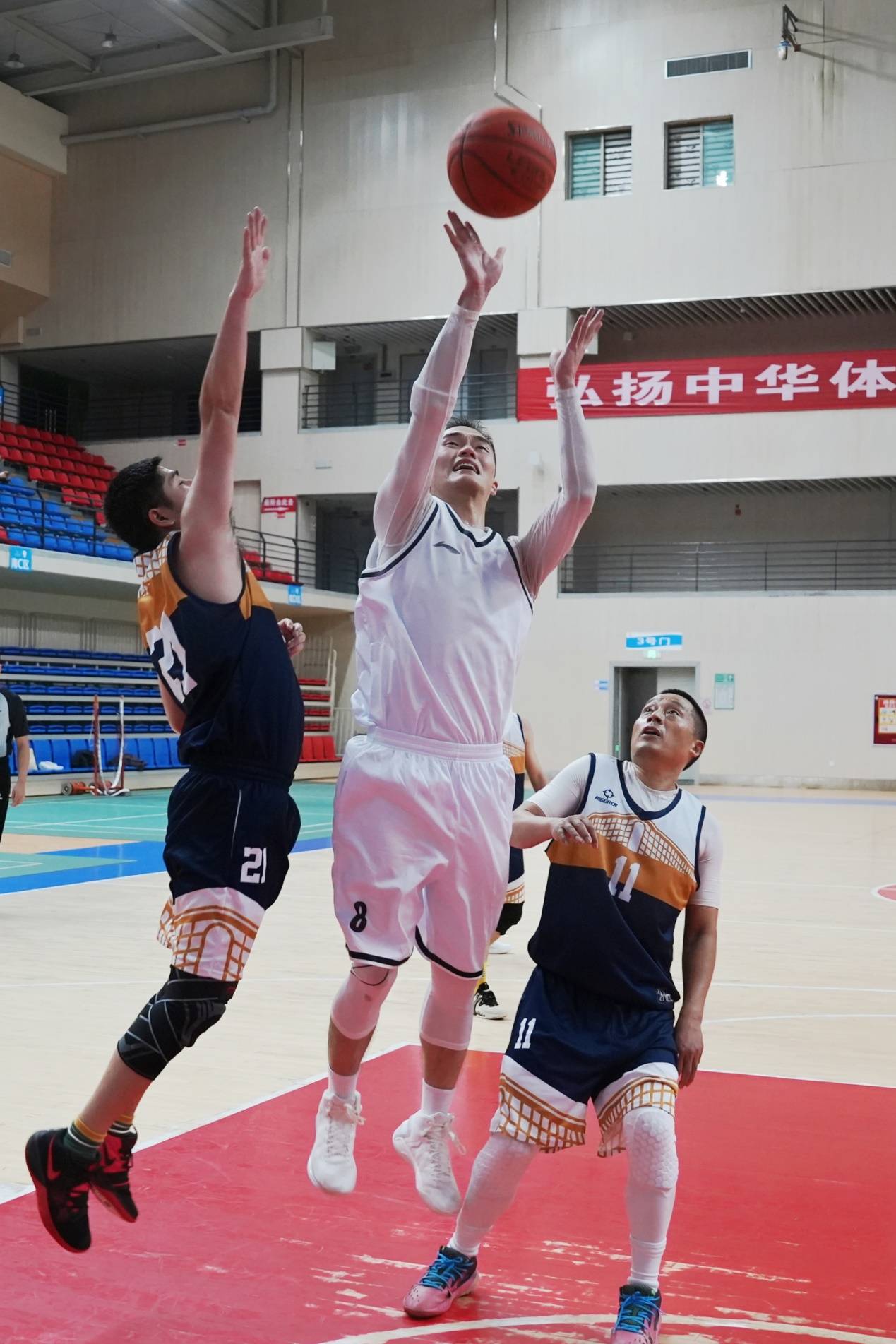 全球篮球赛事频繁举行，吸引了众多参与者和观众的简单介绍