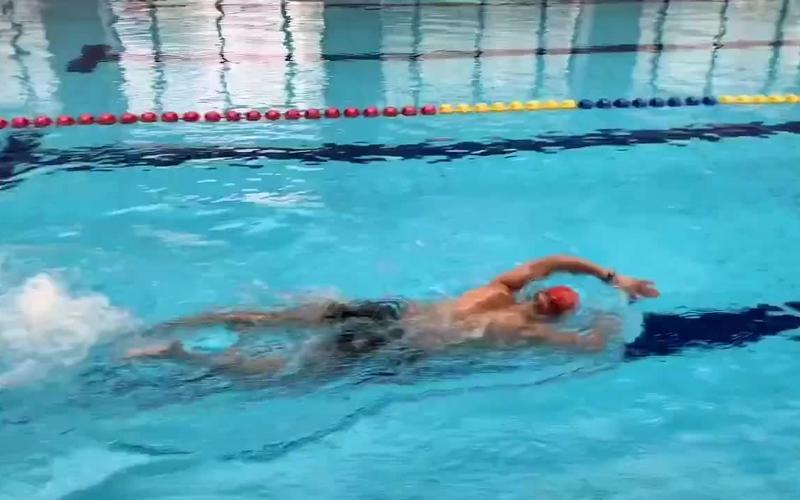 包含游泳池中，奋勇争先：选手们冲刺终点线的词条