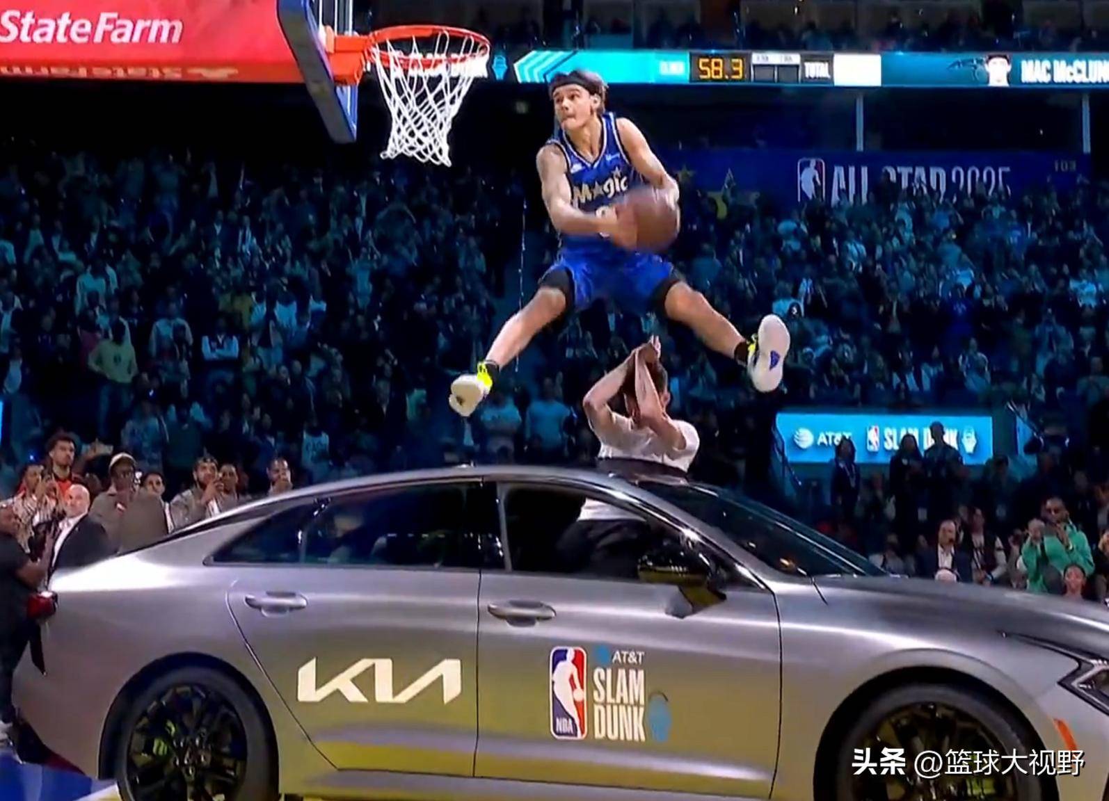 比赛中球员展现了超凡的篮球技术