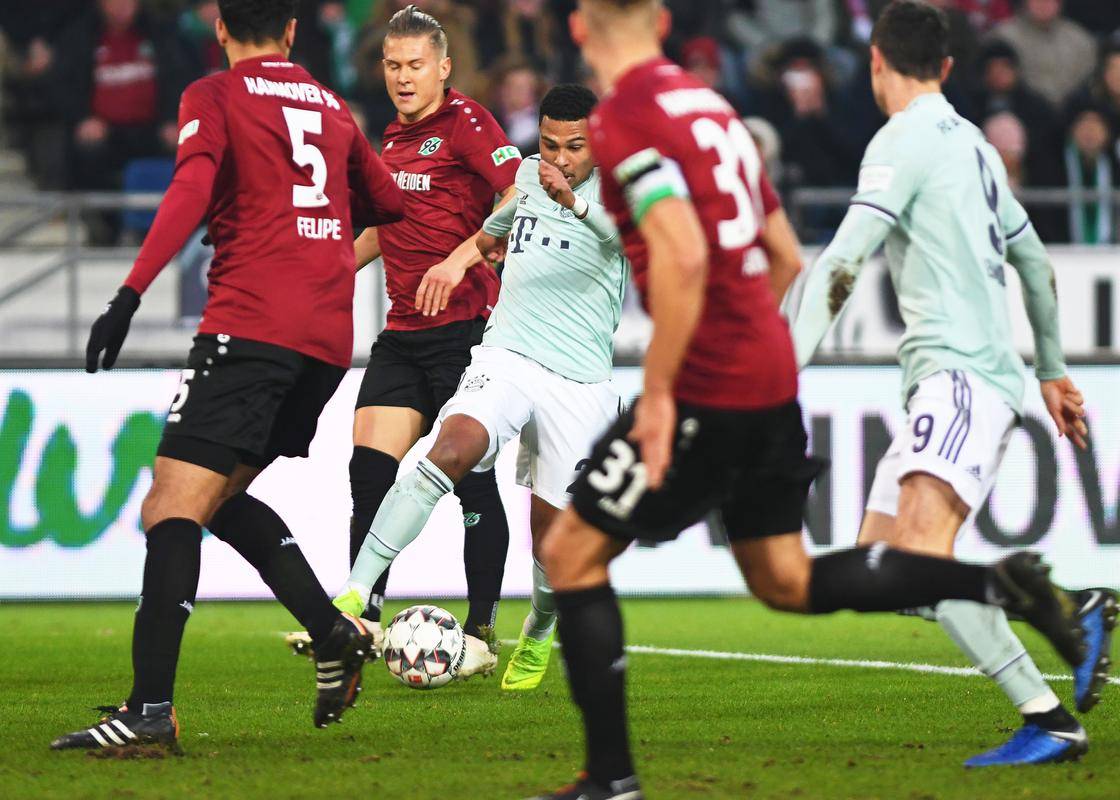 汉诺威中场喜获首球，助球队取得胜利的简单介绍