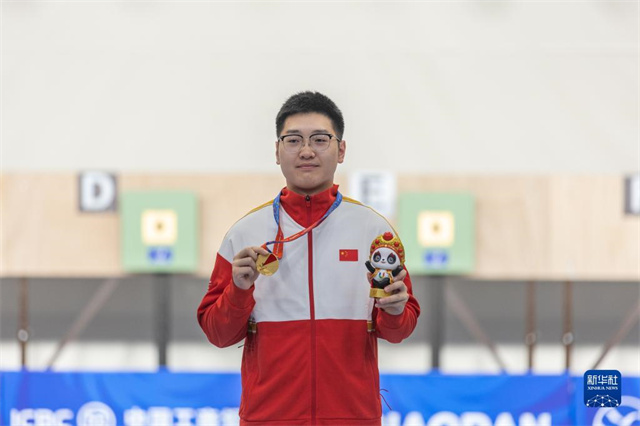 包含射击男子空气手枪：中国选手摘金的词条