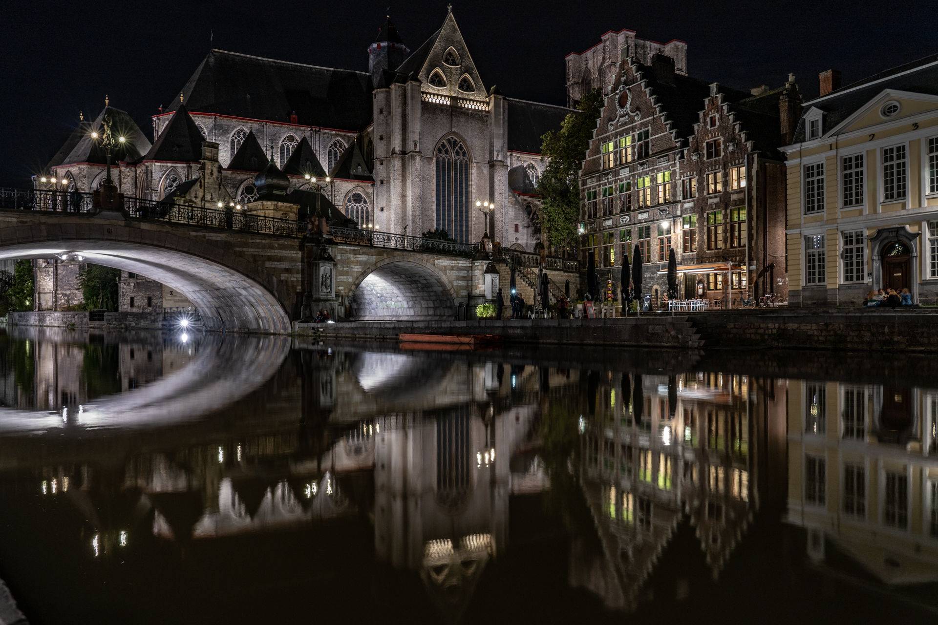 比荷大战：比利时与荷兰争夺胜利，最终比战平的简单介绍