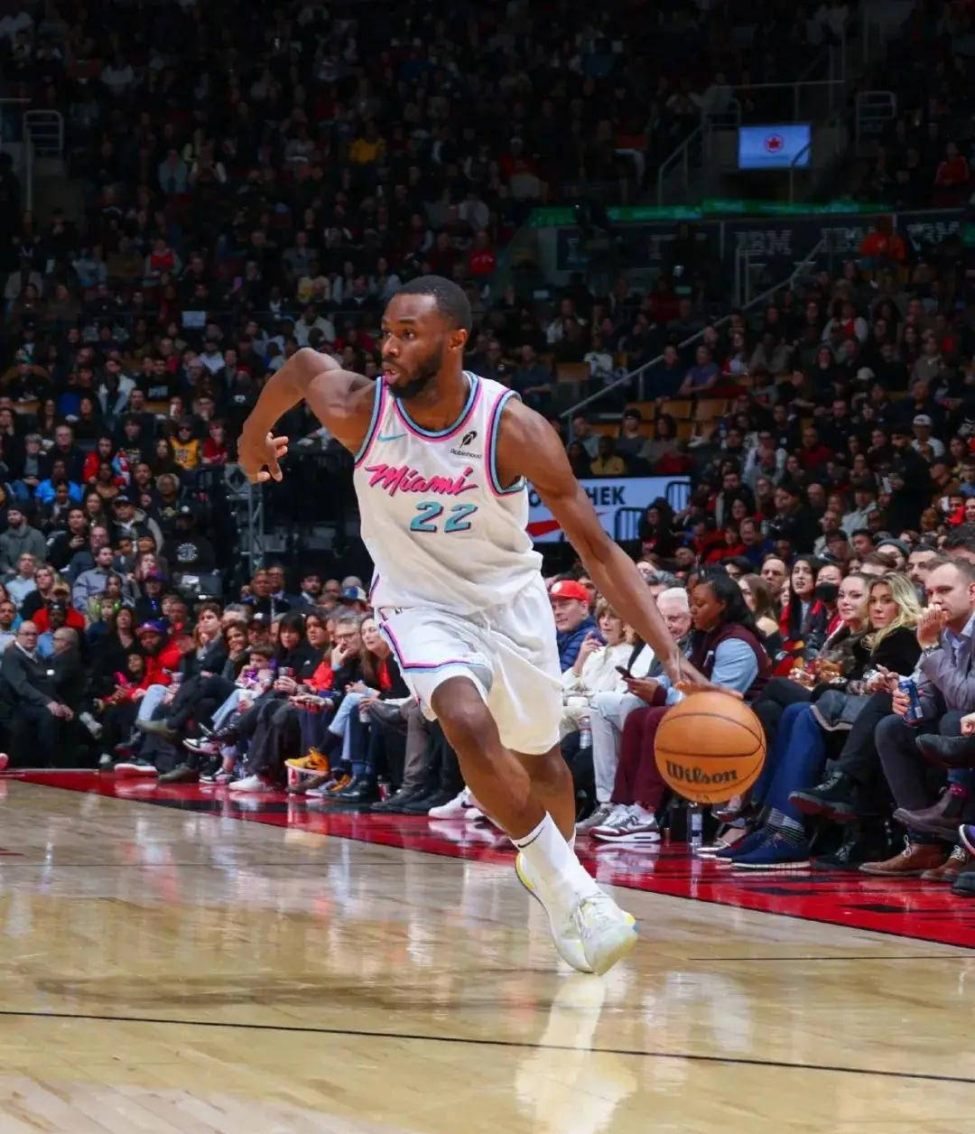 爱游戏大厅-个人英雄崭露头角助球队获胜的简单介绍