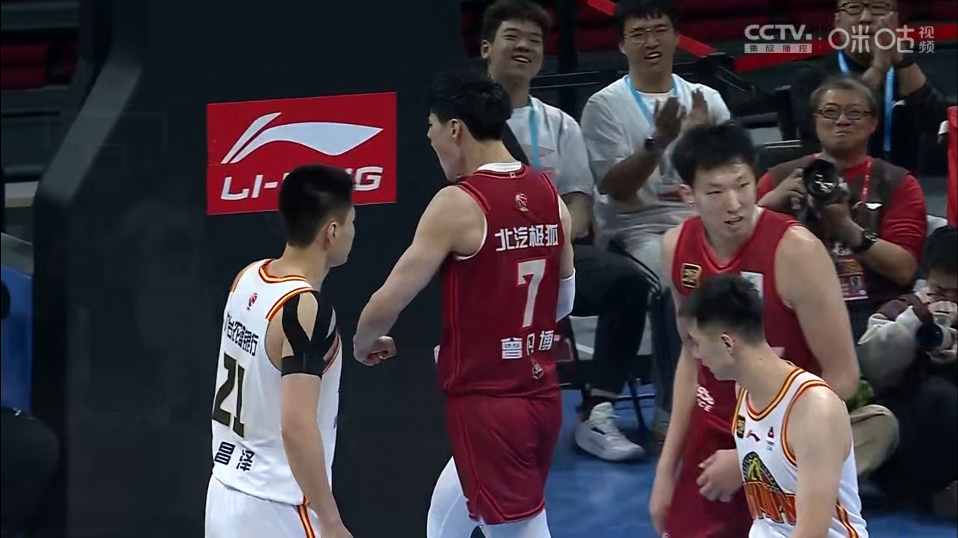 包含球队士气高涨，冲击冠军为荣誉决斗的词条