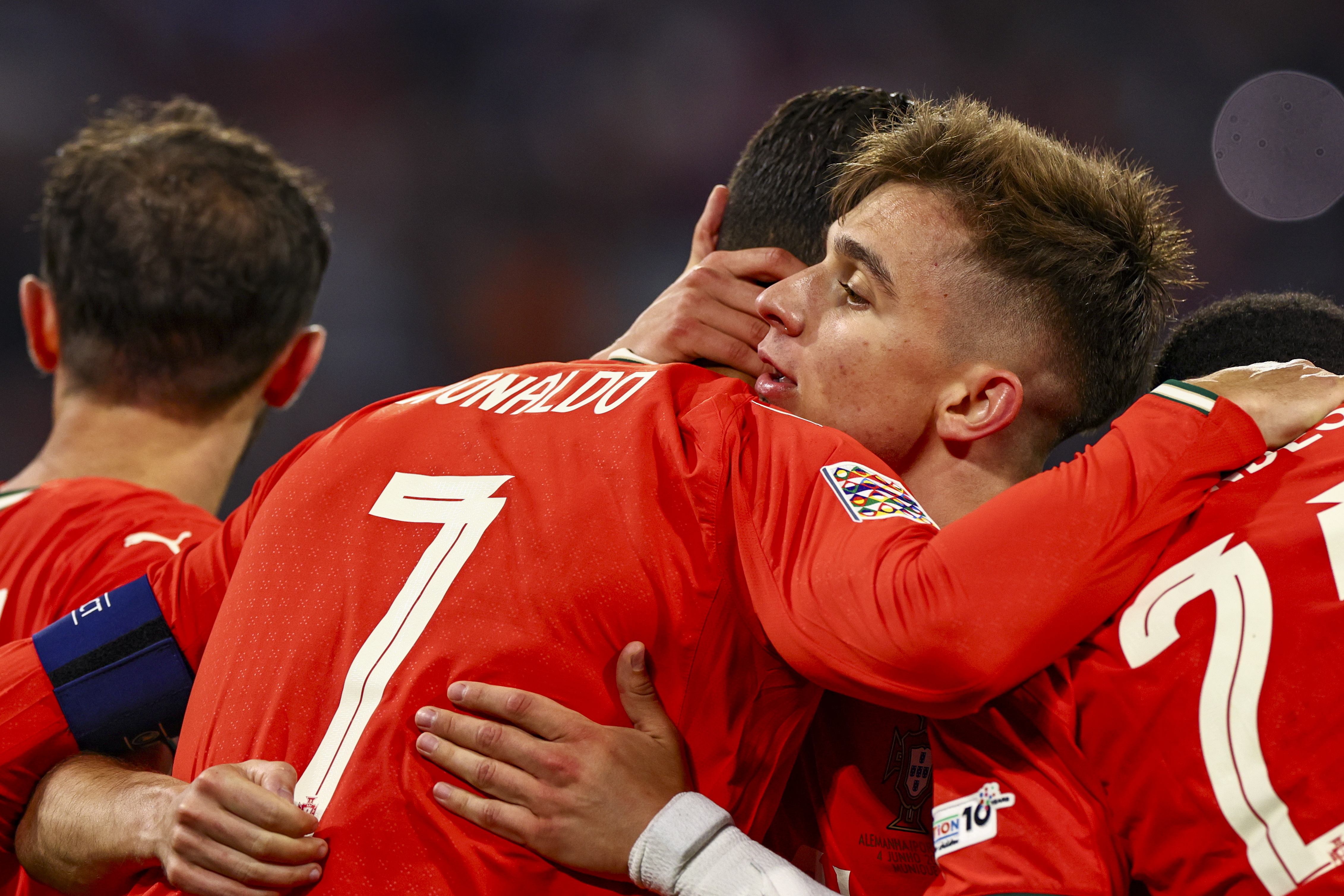 欧国联比赛致敬出色表现，赛场上的英雄