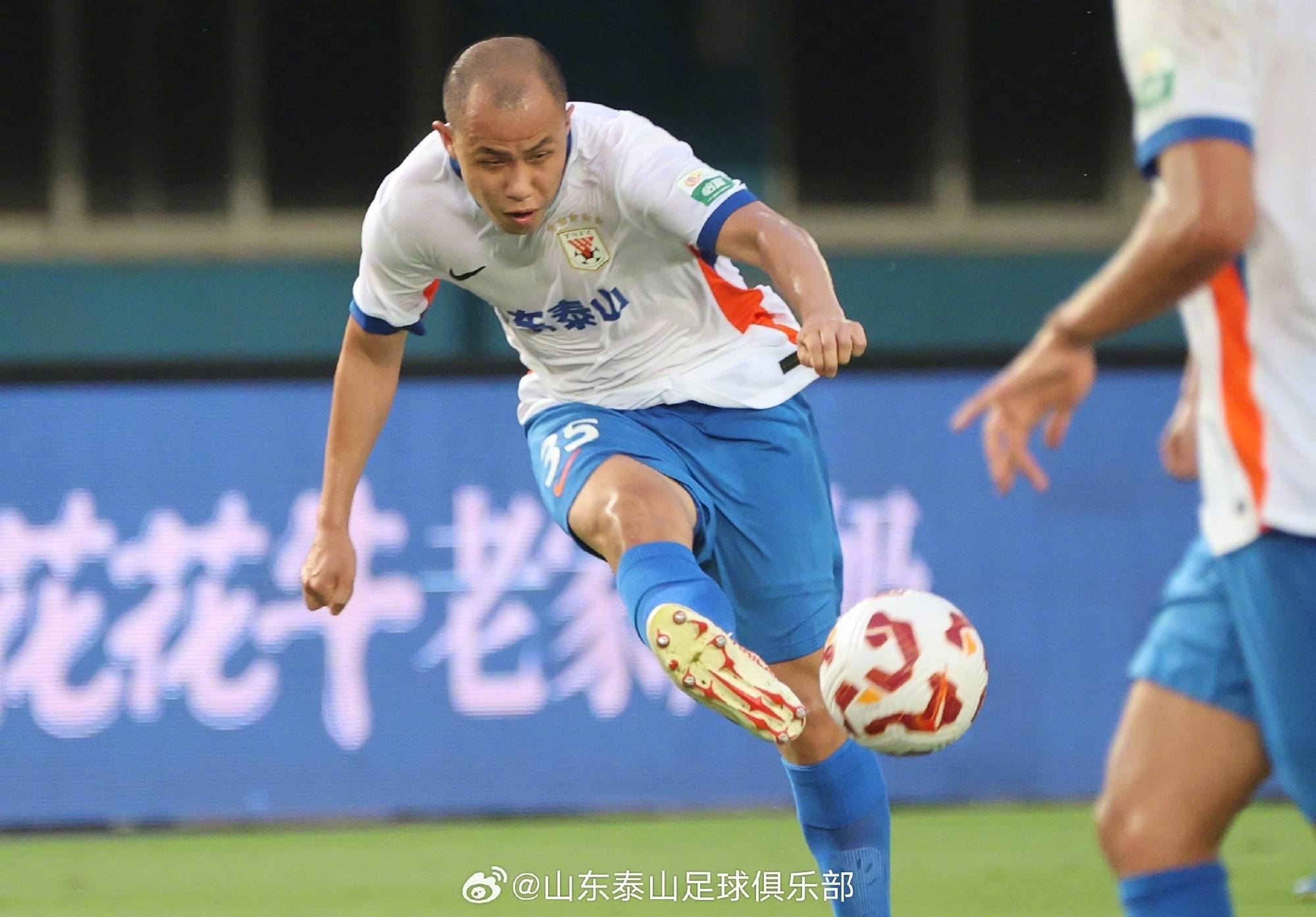 爱游戏娱乐-客场征战重压不减，球队战术稳健