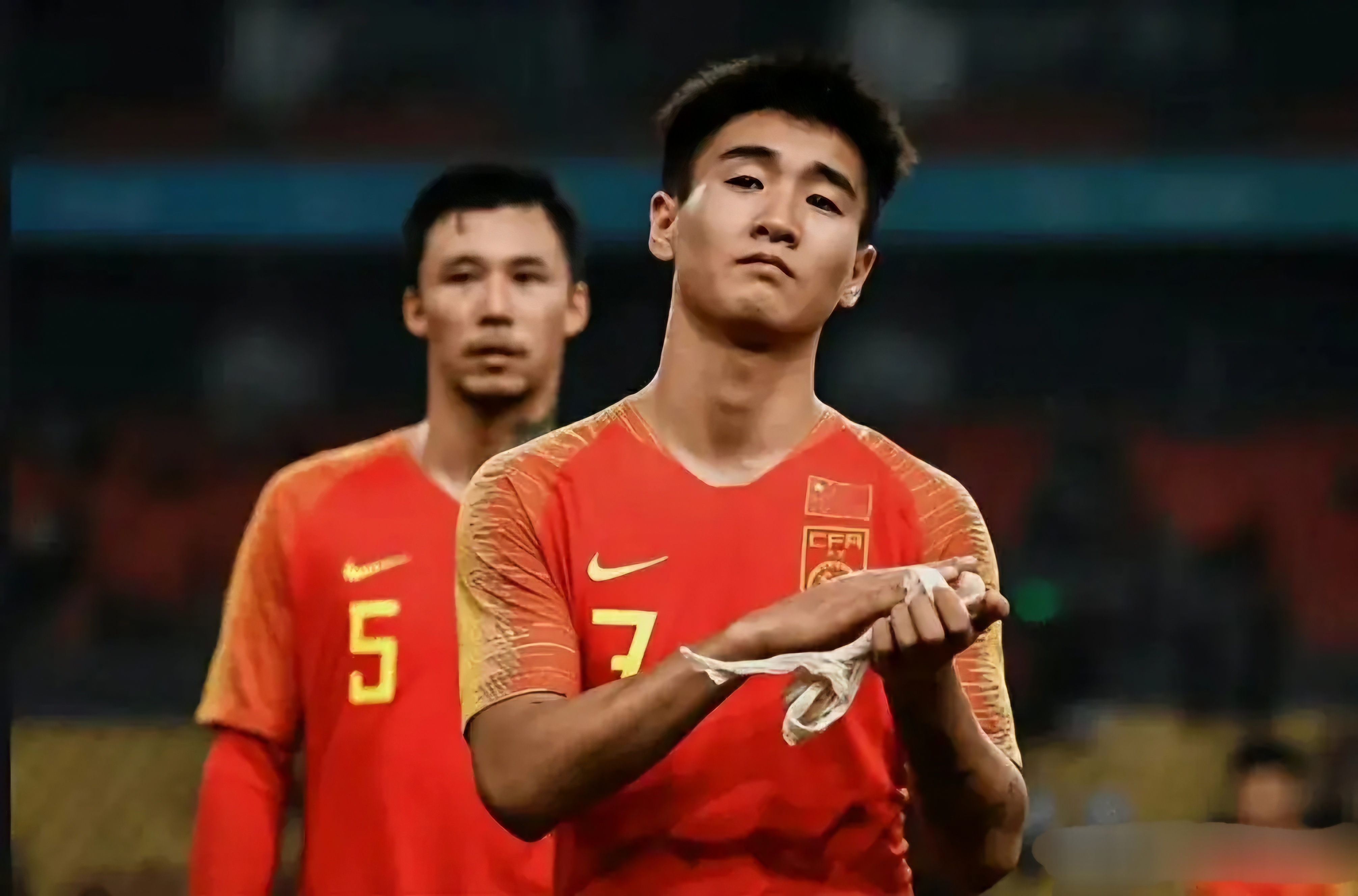 客场征战重压不减，球队战术稳健