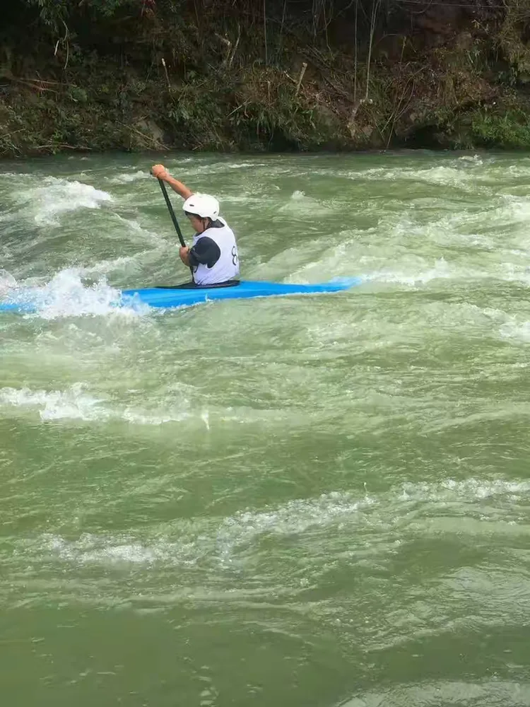 皮划艇选手情绪高涨，为国争光兢兢业业的简单介绍