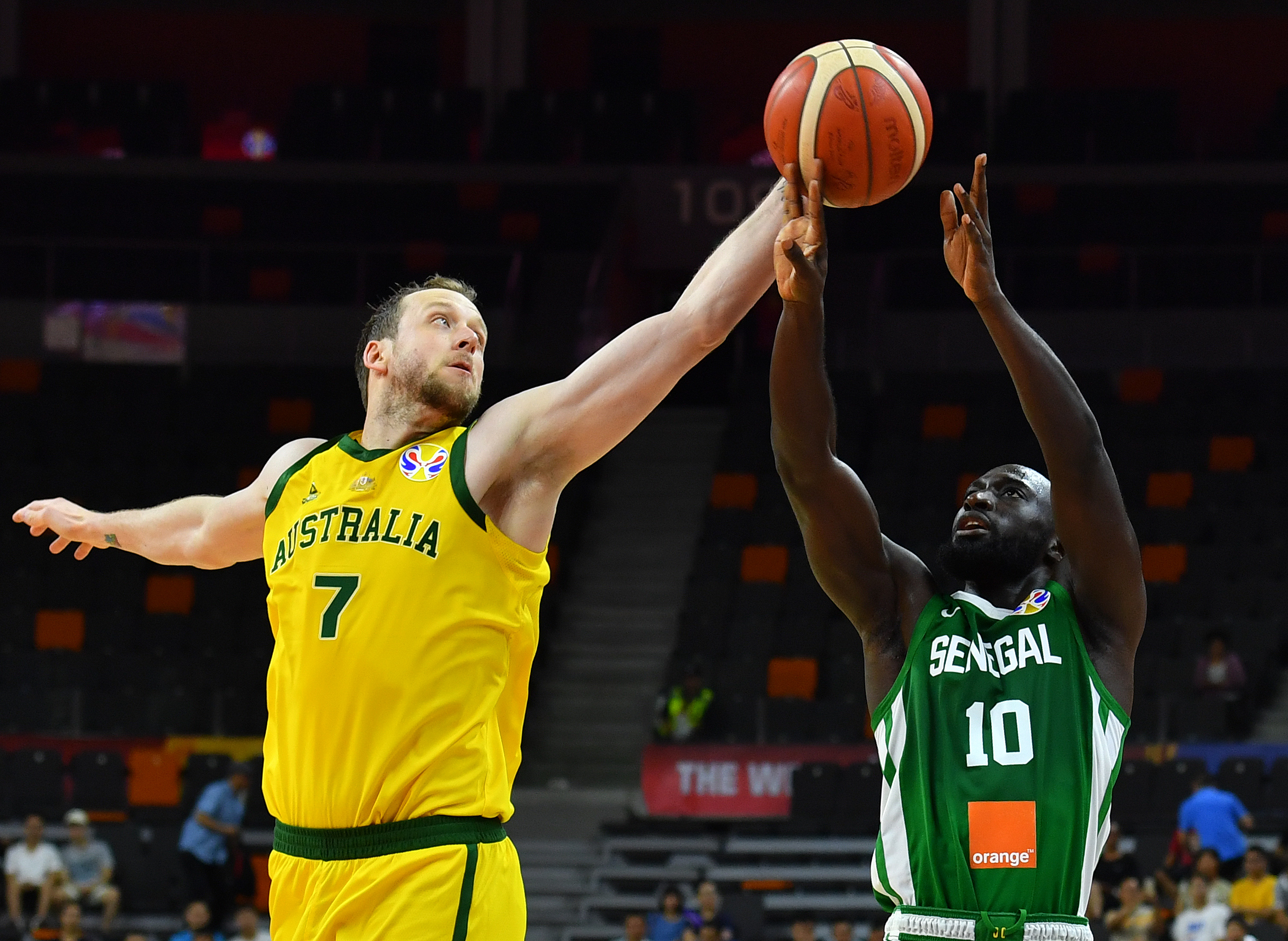 爱游戏tv-澳大利亚队突破重围,欧预赛起风云的简单介绍