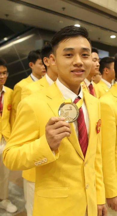 爱游戏tv-羽毛球选手临危不乱，夺冠成功