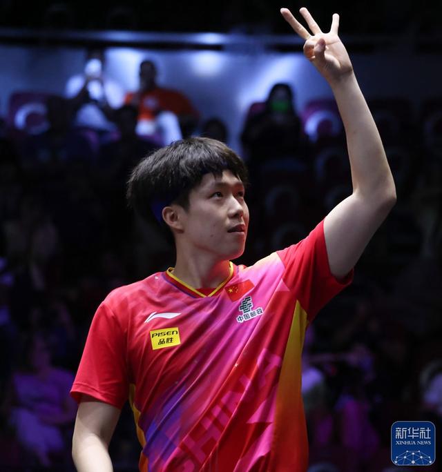 羽毛球选手临危不乱,夺冠成功 羽毛球选手临危不乱,夺冠成功