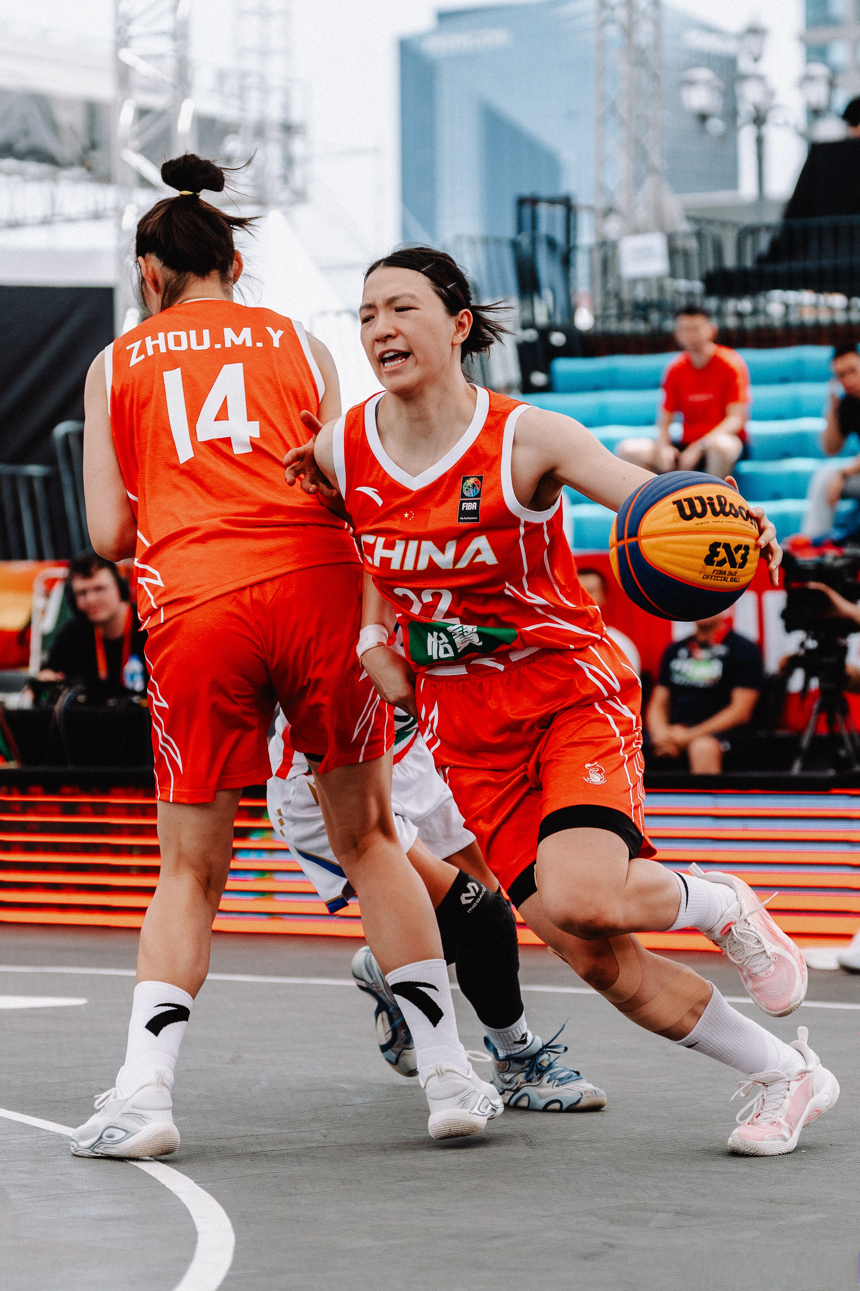 包含世界篮球比赛即将展开，各支球队全力备战的词条