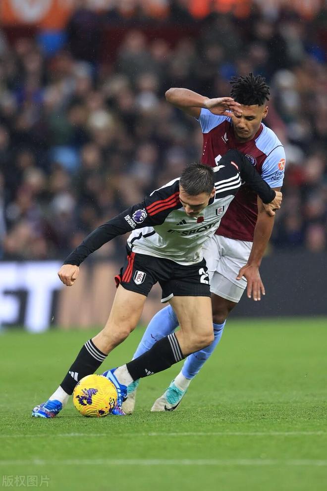 爱游戏APP-富勒姆主场惨败,连续遭遇两连败