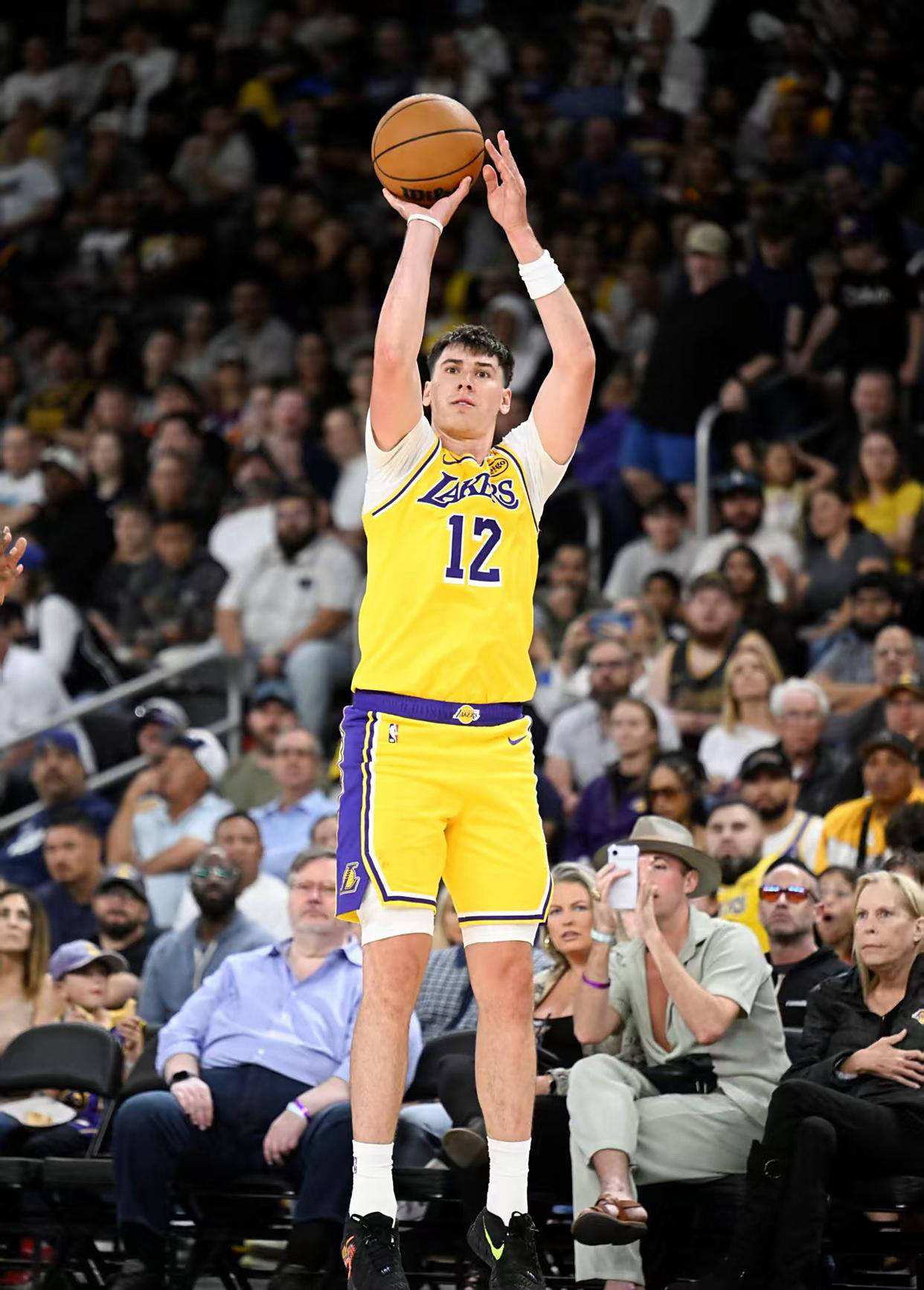 爱游戏官方-勇士击败湖人，斩获五连胜