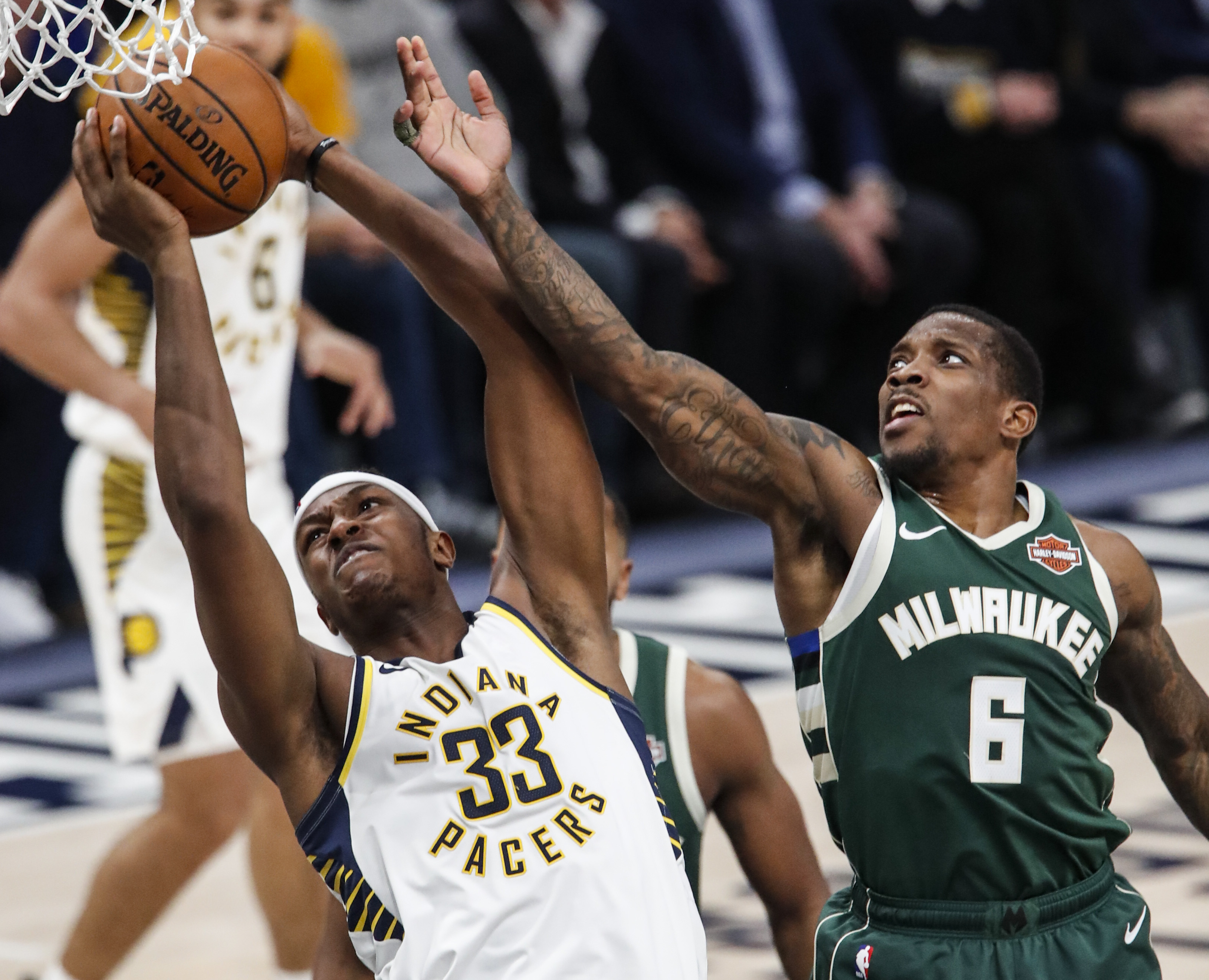 爱游戏APP-包含雄鹿客场击败76人，稳稳守住榜首位置的词条