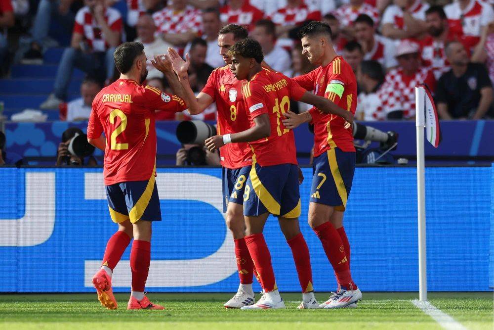 爱游戏体育-英格兰险胜西班牙，C罗制霸全场