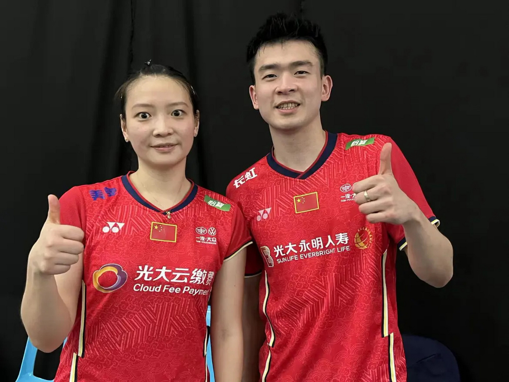 泰国队鏖战马来西亚队，黄鸭组合统治全场