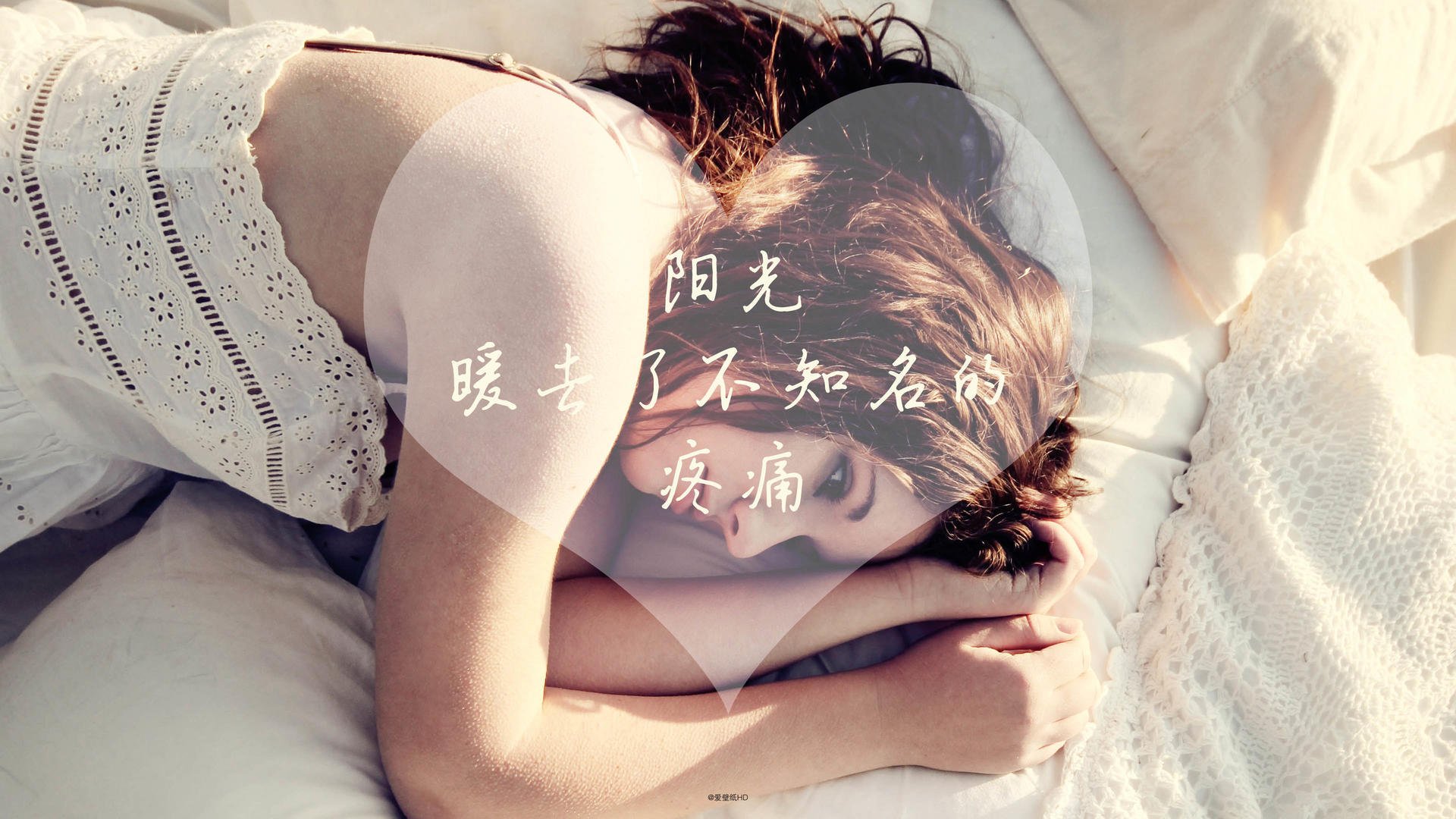 爱游戏-油门与射门，当赛车轮胎印叠加足球草坪的轨迹